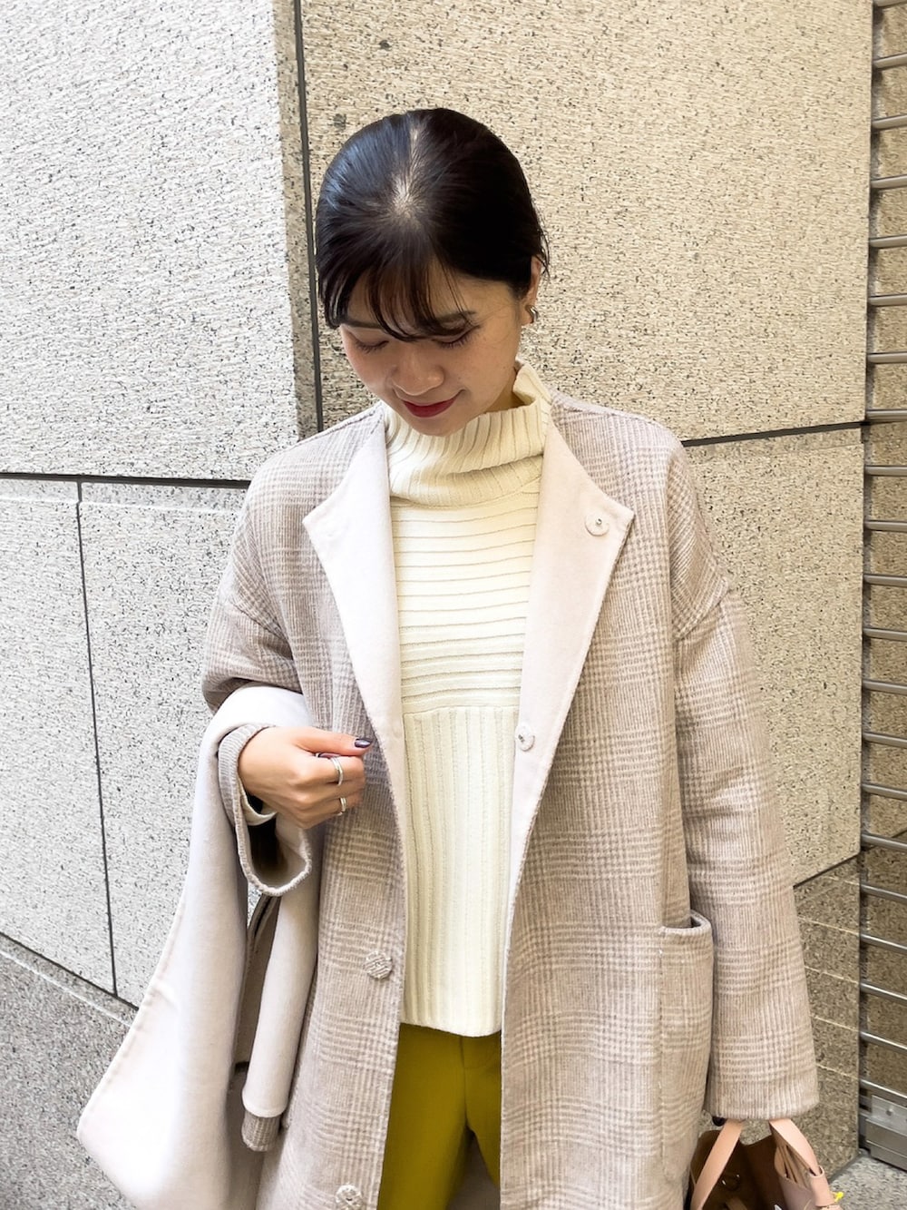 「チェック、ブーツ、カラーパンツ、チェック柄、リバーシブル、休日スタイル、リバーシブルコート、チェック柄コート、プチプラコーデ、チェック柄に恋してる」｜「ROPE' PICNICの【WEB限定カラー:ブラウン】リブ切替プルオーバー（ニット/セーター、ホワイト系）」を使った、MAMIさん（レディース・156cm）の秋コーディネートの3枚目の写真