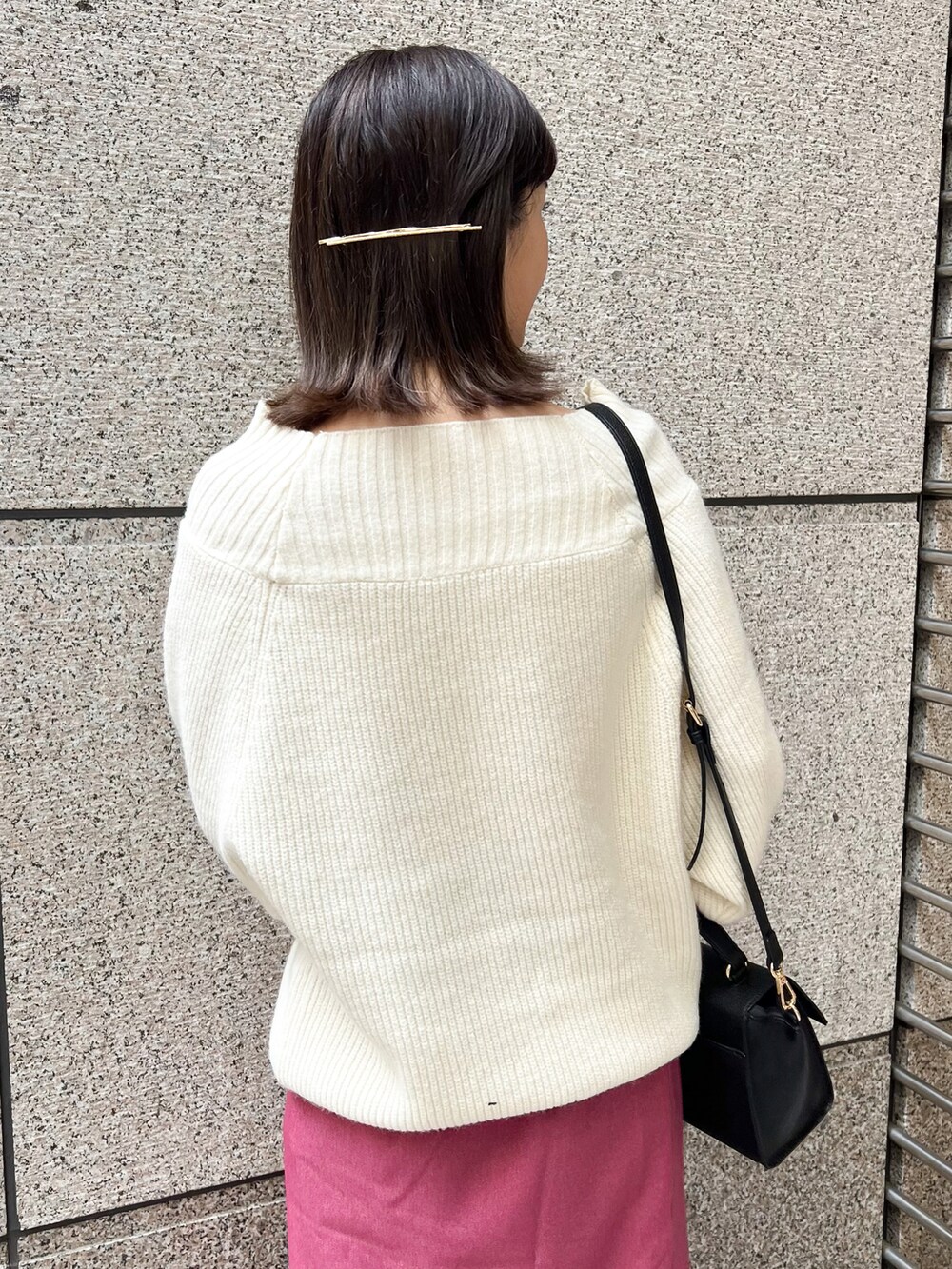 ホワイト系のニット/セーター、ブラック系のショルダーバッグ、ピンク系のスカートを着用したレディースの冬コーディネートの5枚目の写真