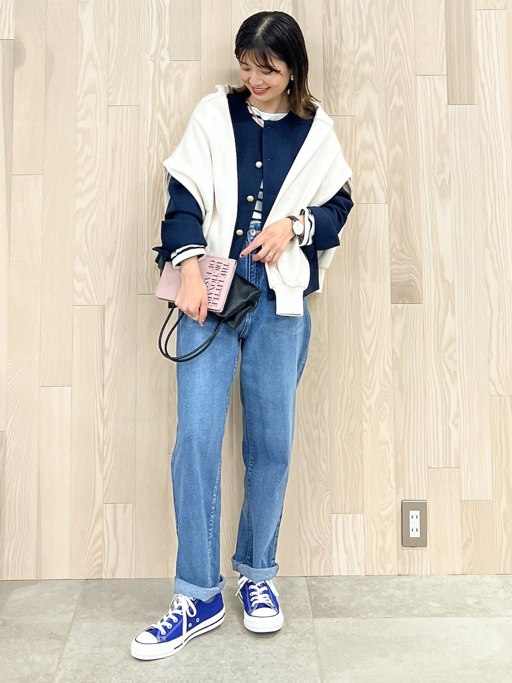 ブルー系のノーカラージャケット、ブラック系のトートバッグ、ホワイト系のTシャツ/カットソーを着用したレディースの春コーディネートの4枚目の写真