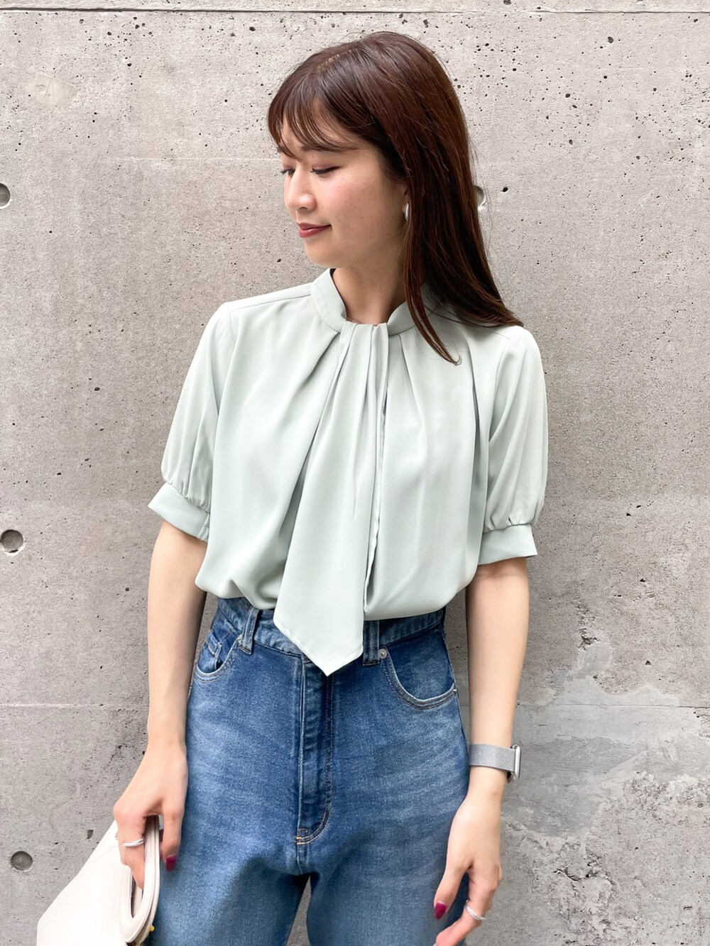 「休日スタイル、キレイめ、ボウタイ、大人女子、プチプラコーデ、夏コーデ、カジュアルコーデ、オトナカジュアル、ボウタイブラウス、デニムっていいよね」｜「ROPE' PICNICの2WAY/ボウタイハーフスリーブブラウス（シャツ/ブラウス、グリーン系）」を使った、MAMIさん（レディース・156cm）の夏コーディネートの3枚目の写真