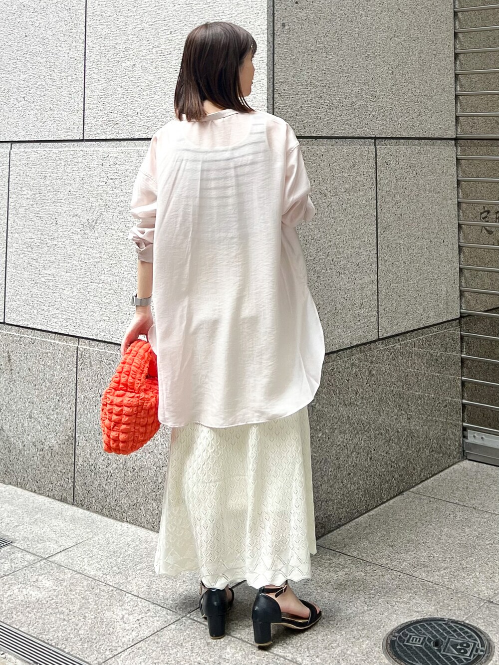 ベージュ系のシャツ/ブラウス、ホワイト系のタンクトップ、オレンジ系のショルダーバッグを着用したレディースの春コーディネートの3枚目の写真