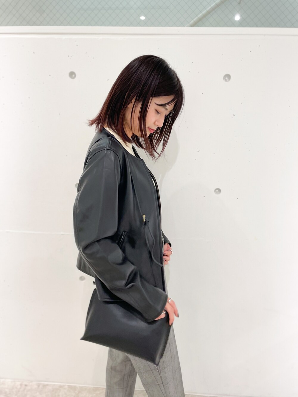 「チェック、ニット、ブーツ、冬コーデ、チェックパンツ、プチプラ、フェイクレザージャケット、フェイクレザー、ミニバッグ、チェック柄に恋してる」｜「ROPE' PICNICの【アンチピリング】クルーネックリブプルオーバー（ニット/セーター、ホワイト系）」を使った、MAMIさん（レディース・156cm）の秋コーディネートの3枚目の写真