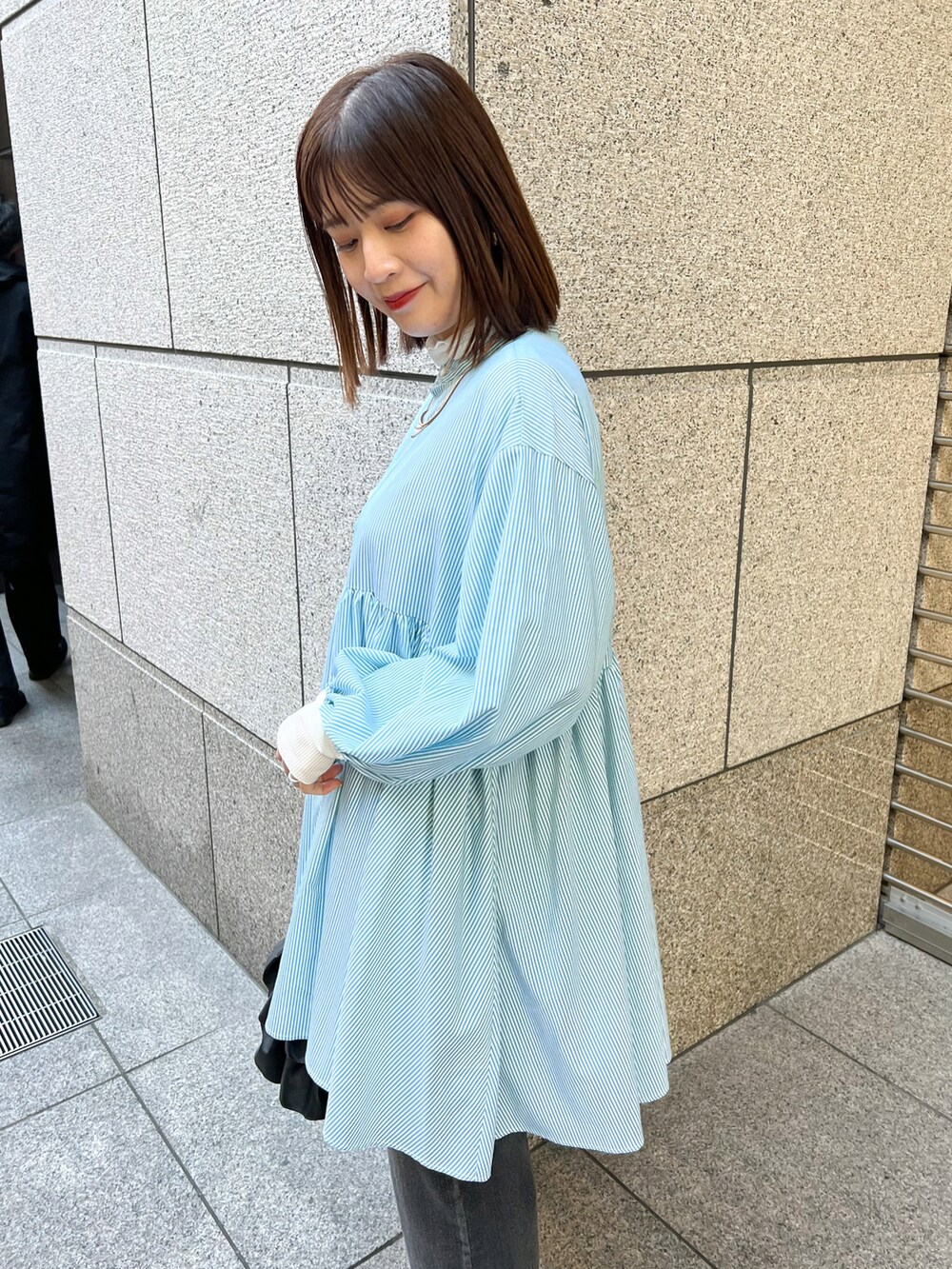 ブルー系のシャツ/ブラウス、ホワイト系のTシャツ/カットソー、ブラック系のトートバッグを着用したレディースの春コーディネートの4枚目の写真