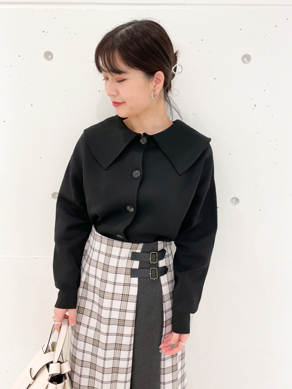 「カーディガン、ブーツ、冬コーデ、休日スタイル、プチプラ、あったかコーデ、ビッグカラー、チェック柄に恋してる、私の推しブランド」｜「ROPE' PICNICの【2WAY】スポンジニットビックカラーカーディガン（カーディガン/ボレロ、ブラック系）」を使った、MAMIさん（レディース・156cm）の冬コーディネートの3枚目の写真