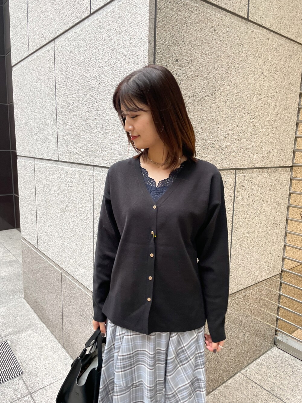 「チェック、カーディガン、ブーツ、チェック柄、冬コーデ、休日スタイル、プチプラ、チェックスカート、秋コーデ、チェック柄に恋してる」｜「ROPE' PICNICの【アンチピリング】Vネックカーディガン（カーディガン/ボレロ、ブラック系）」を使った、MAMIさん（レディース・156cm）の秋コーディネートの3枚目の写真