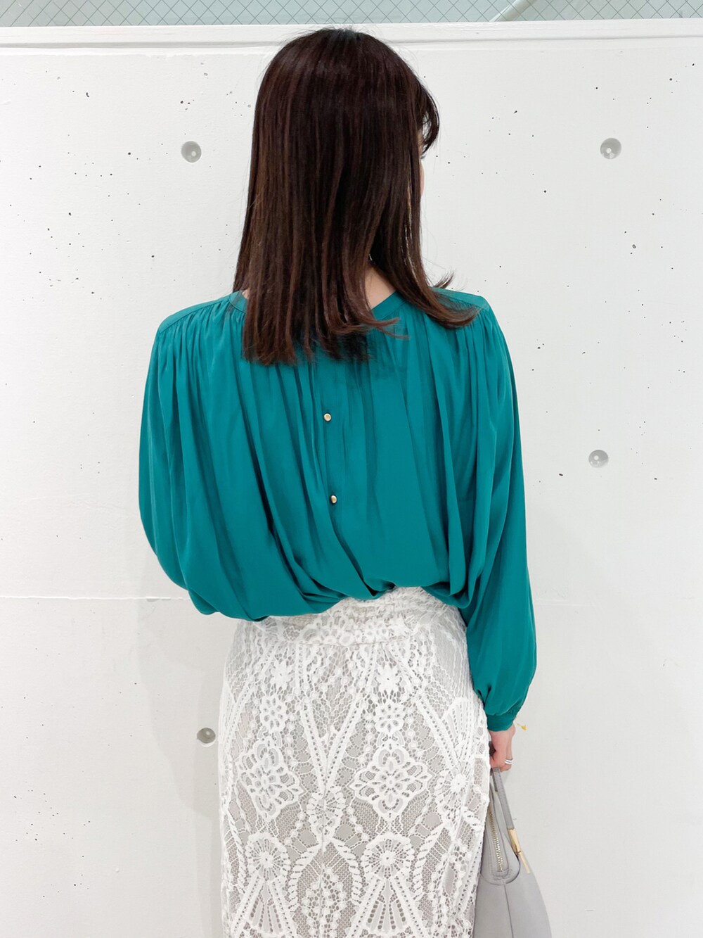 グリーン系のシャツ/ブラウス、ホワイト系のスカート、グレー系のショルダーバッグを着用したレディースの春コーディネートの5枚目の写真