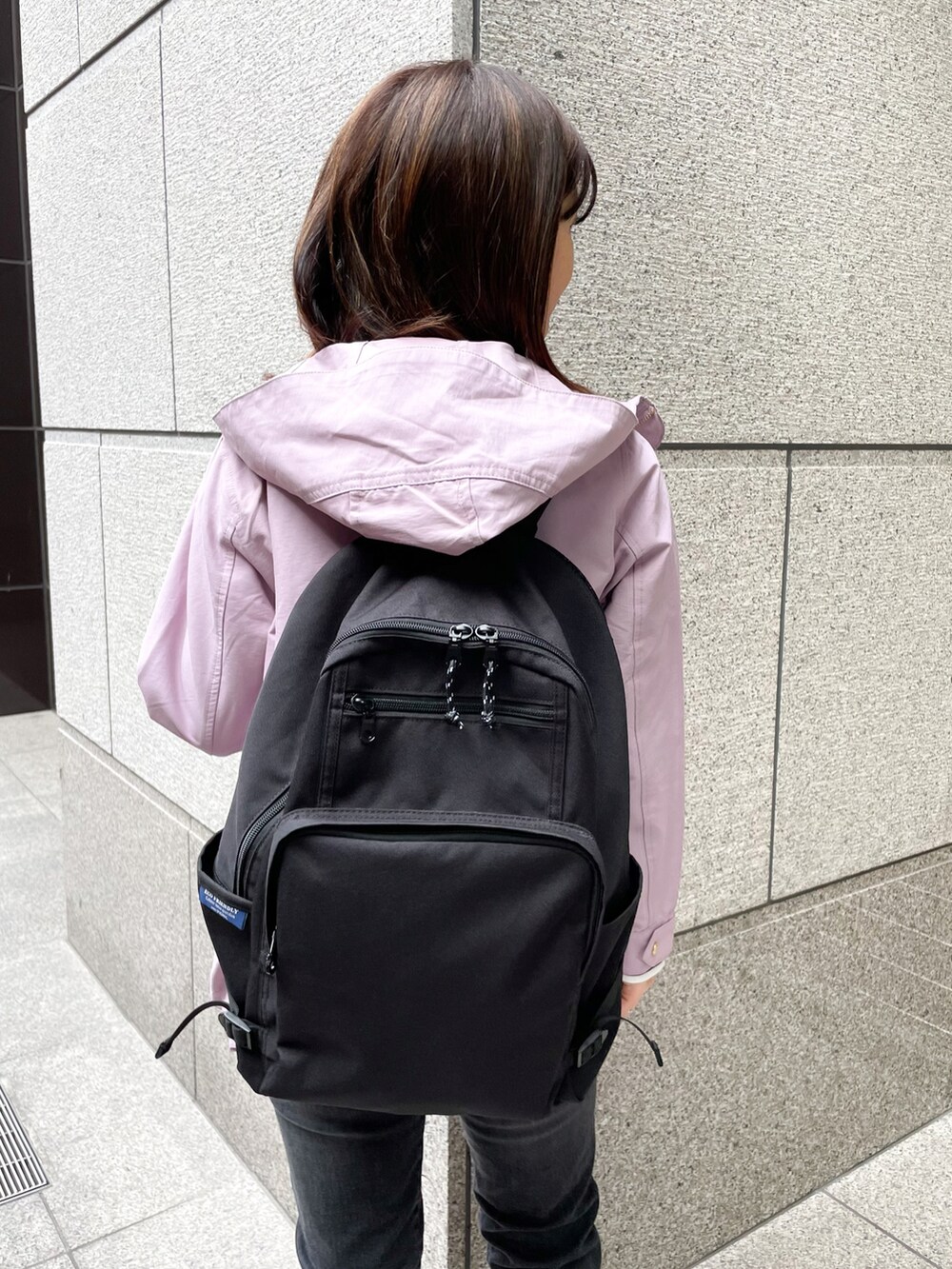 「デニム、マウンテンパーカー、カジュアル、リュック、休日スタイル、プチプラ、パンツスタイル、ootd、シンプルコーデ、お洒落さんとつながりたい」｜「ROPE' PICNICの【撥水加工・花粉ガード】グログランマウンテンパーカー（マウンテンパーカー、パープル系）」を使った、MAMIさん（レディース・156cm）の冬コーディネートの5枚目の写真