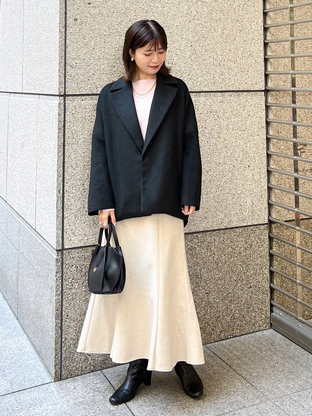 「ショートコート、コート、アウター、ニット、マーメイドスカート、ブーツ、カラーニット、ピンク、プチプラ、きれいめカジュアル、休日スタイル、冬コーデ、クリスマスに着たい服、マイベストコーデ2022、冬のコーデ」｜「ROPE' PICNICの【WEB限定カラー:グレー】マシュマロニット袖パールドルマンニット（ニット/セーター、ピンク系）」を使った、MAMIさん（レディース・156cm）の冬コーディネートの2枚目の写真