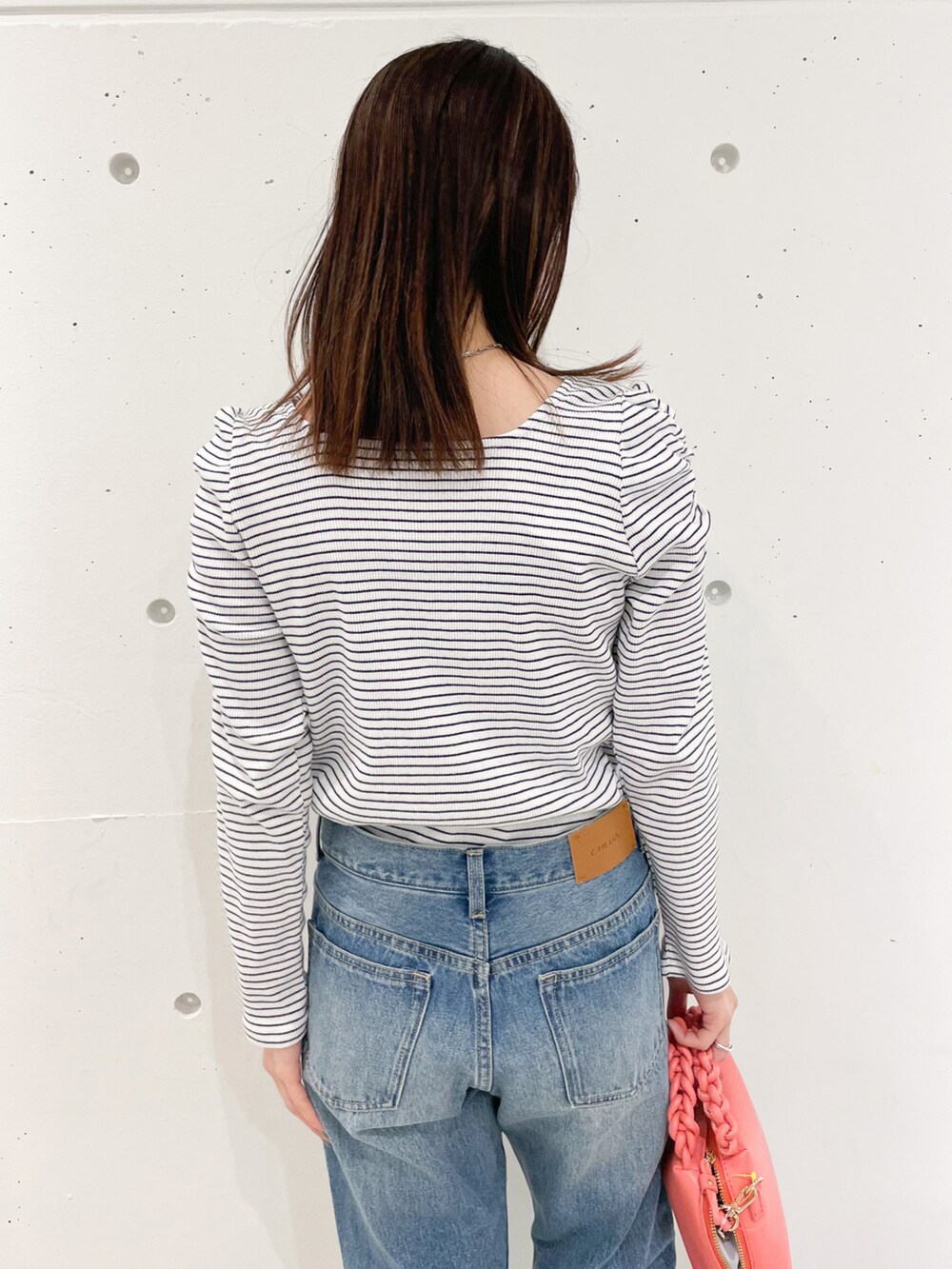 ホワイト系のTシャツ/カットソー、ブルー系のデニムパンツ、ホワイト系のローファーを着用したレディースの春コーディネートの5枚目の写真