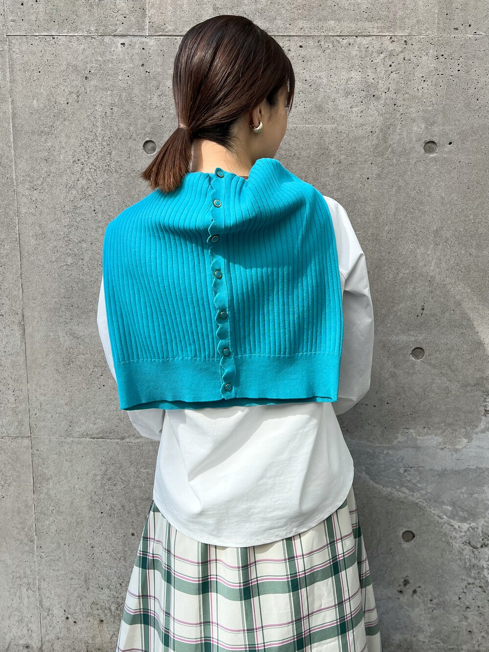 ブルー系のカーディガン/ボレロ、ホワイト系のTシャツ/カットソー、ホワイト系のボストンバッグを着用したレディースの春コーディネートの4枚目の写真