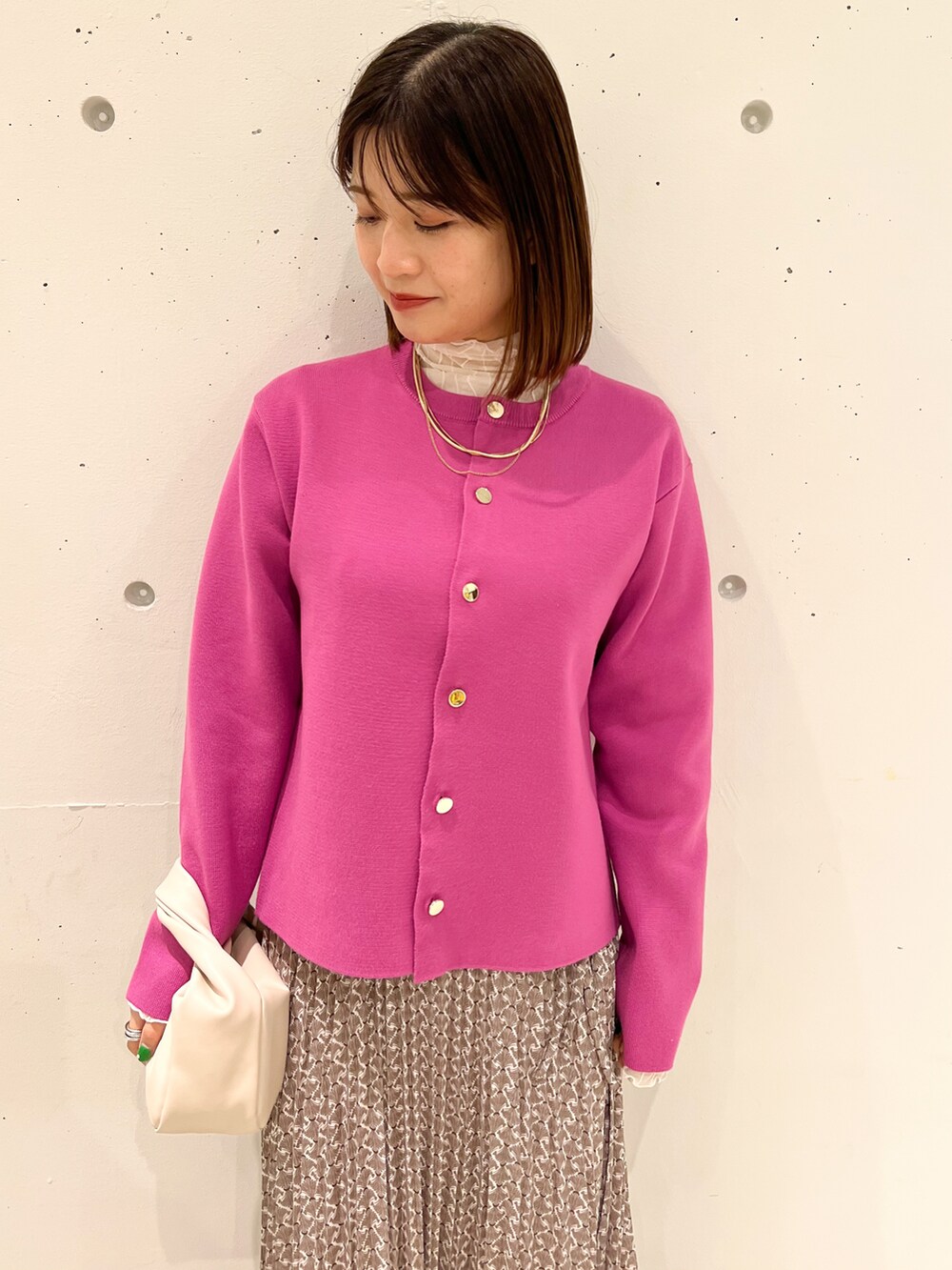 ピンク系のカーディガン/ボレロ、ホワイト系のTシャツ/カットソー、ホワイト系のショルダーバッグを着用したレディースの春コーディネートの3枚目の写真