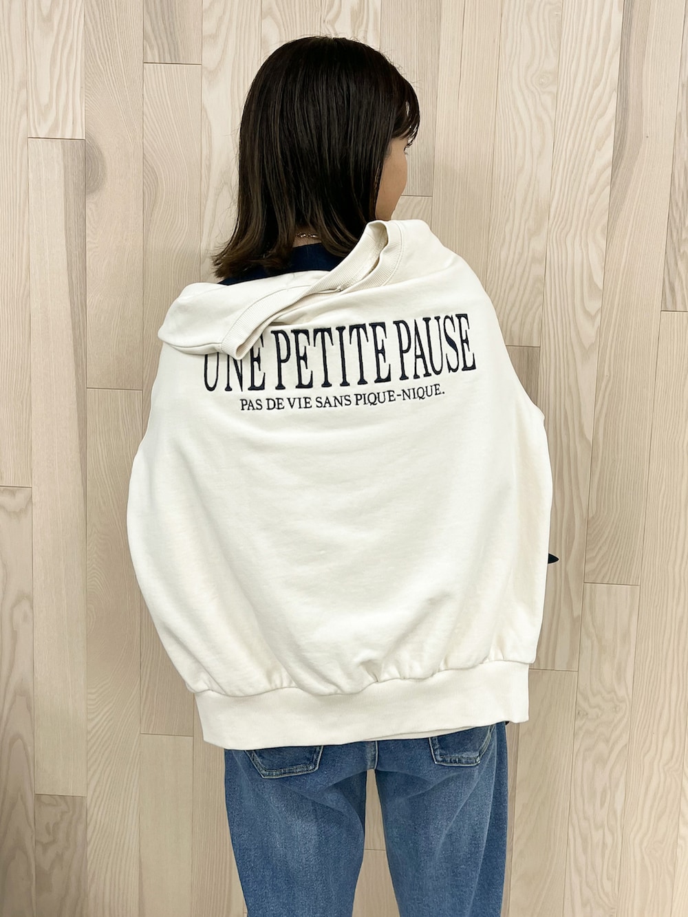 ブルー系のノーカラージャケット、ブラック系のトートバッグ、ホワイト系のTシャツ/カットソーを着用したレディースの春コーディネートの3枚目の写真