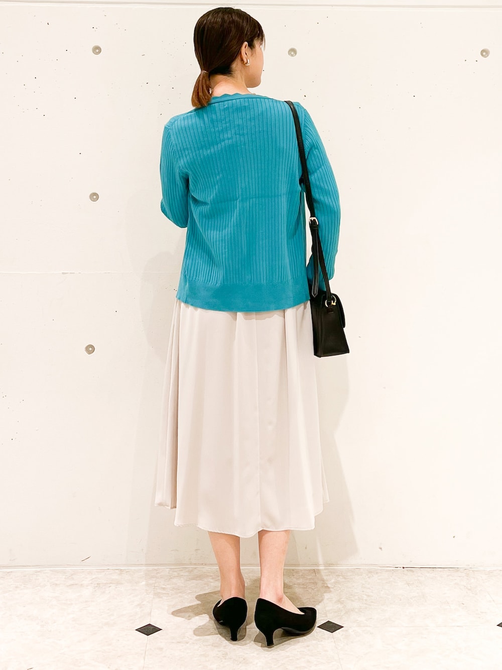 ベージュ系のワンピース、ブラック系のショルダーバッグ、ブルー系のカーディガン/ボレロを着用したレディースの春コーディネートの2枚目の写真