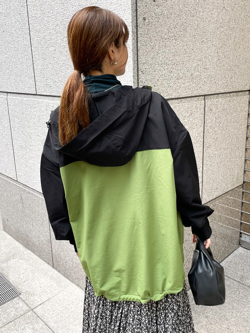 グリーン系のTシャツ/カットソー、グリーン系のマウンテンパーカー、ブラック系のショルダーバッグを着用したレディースの秋コーディネートの5枚目の写真