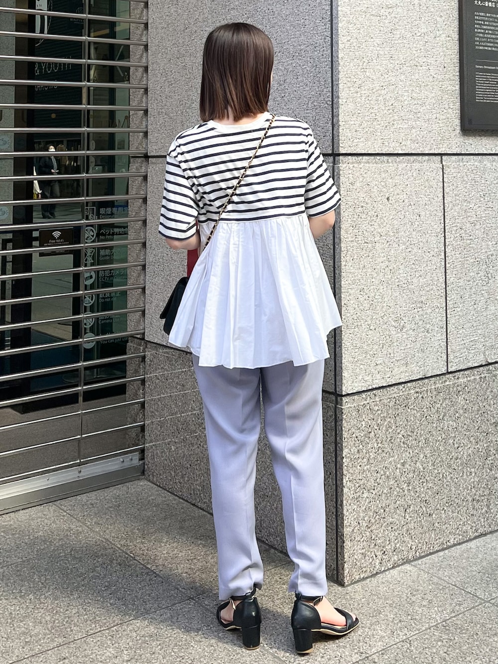 ブラック系のショルダーバッグ、ブルー系のTシャツ/カットソー、パープル系のその他パンツを着用したレディースの春コーディネートの2枚目の写真