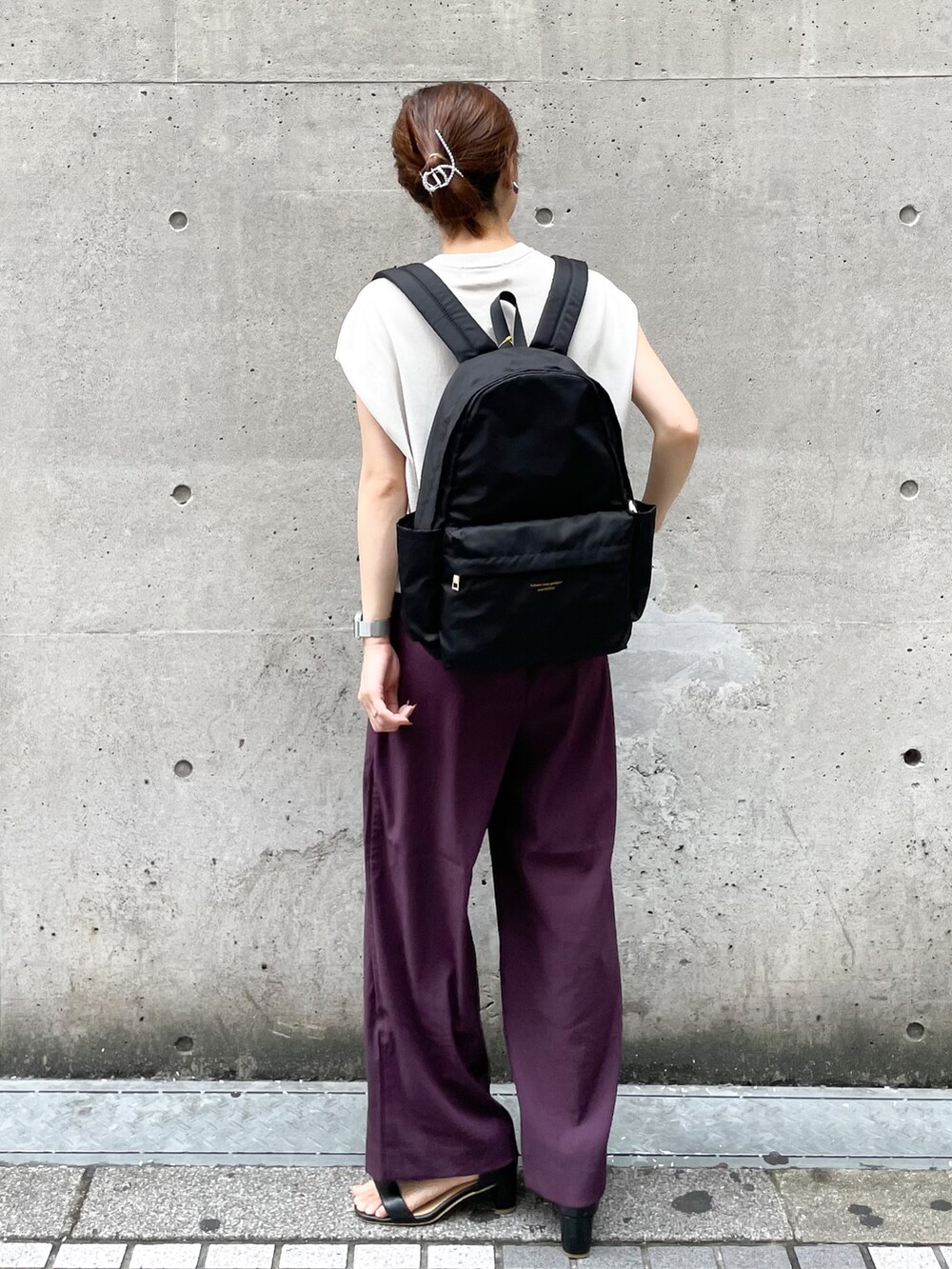 ブラック系のバックパック/リュック、グレー系のニット/セーター、パープル系のその他パンツを着用したレディースの夏コーディネートの3枚目の写真