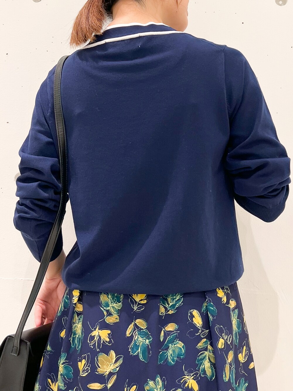 ブルー系のカーディガン/ボレロ、ブルー系のスカート、ブラック系のショルダーバッグを着用したレディースの春コーディネートの5枚目の写真