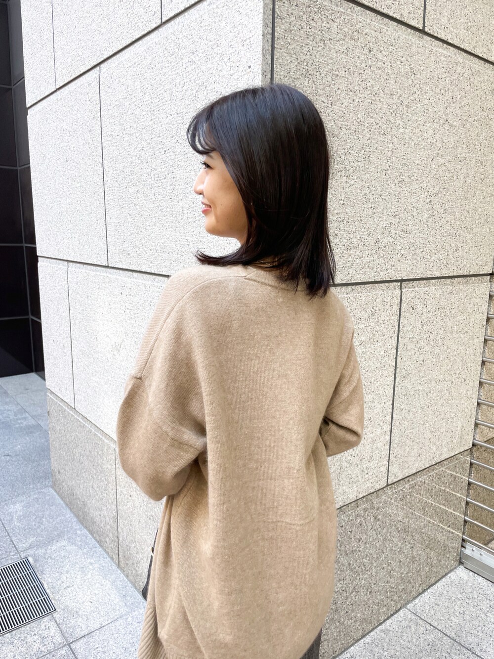 ブラウン系のニット/セーター、ブラック系のその他パンツ、ブラック系のショルダーバッグを着用したレディースの冬コーディネートの4枚目の写真