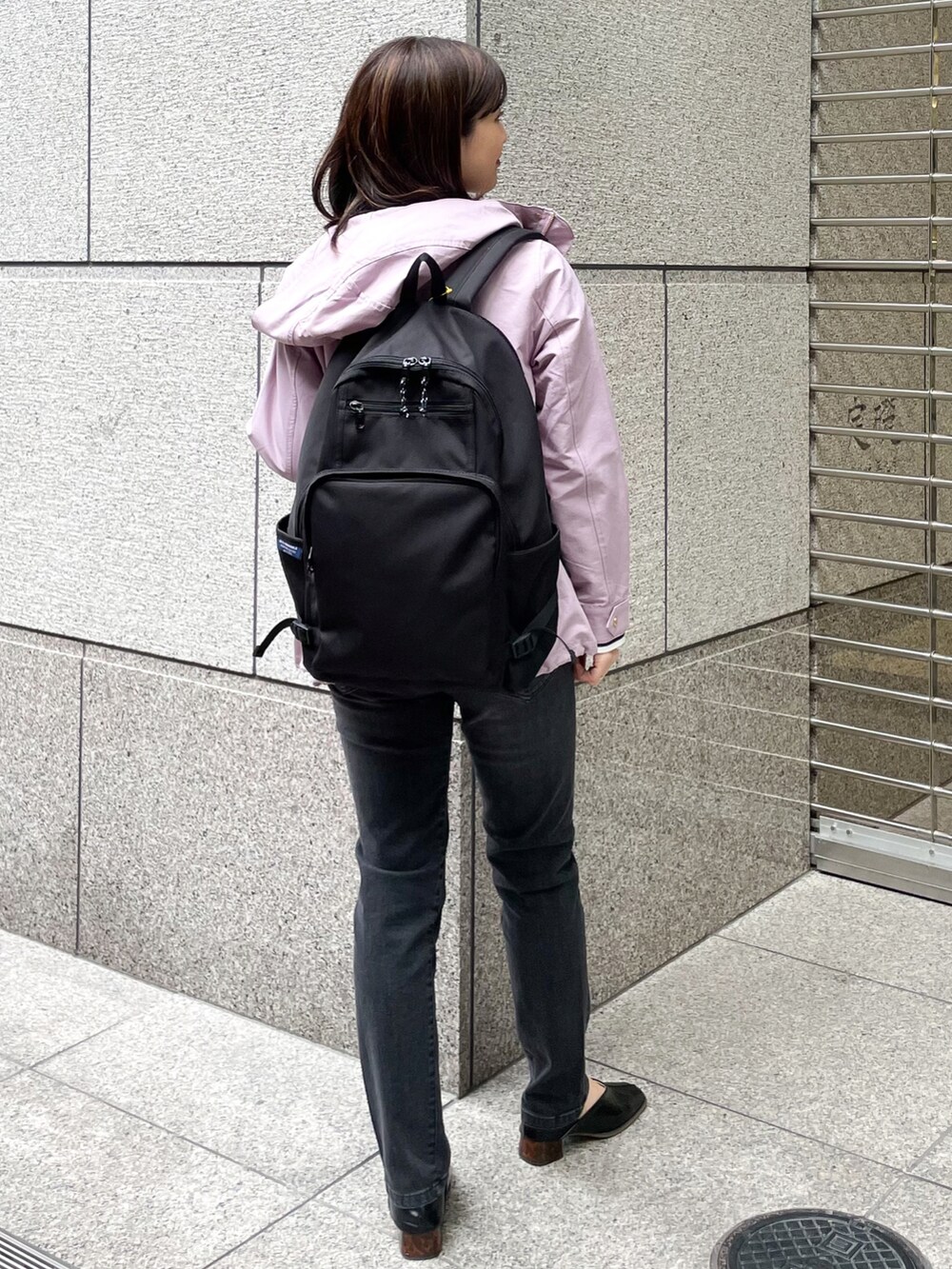 「デニム、マウンテンパーカー、カジュアル、リュック、休日スタイル、プチプラ、パンツスタイル、ootd、シンプルコーデ、お洒落さんとつながりたい」｜「ROPE' PICNICの【撥水加工・花粉ガード】グログランマウンテンパーカー（マウンテンパーカー、パープル系）」を使った、MAMIさん（レディース・156cm）の冬コーディネートの3枚目の写真
