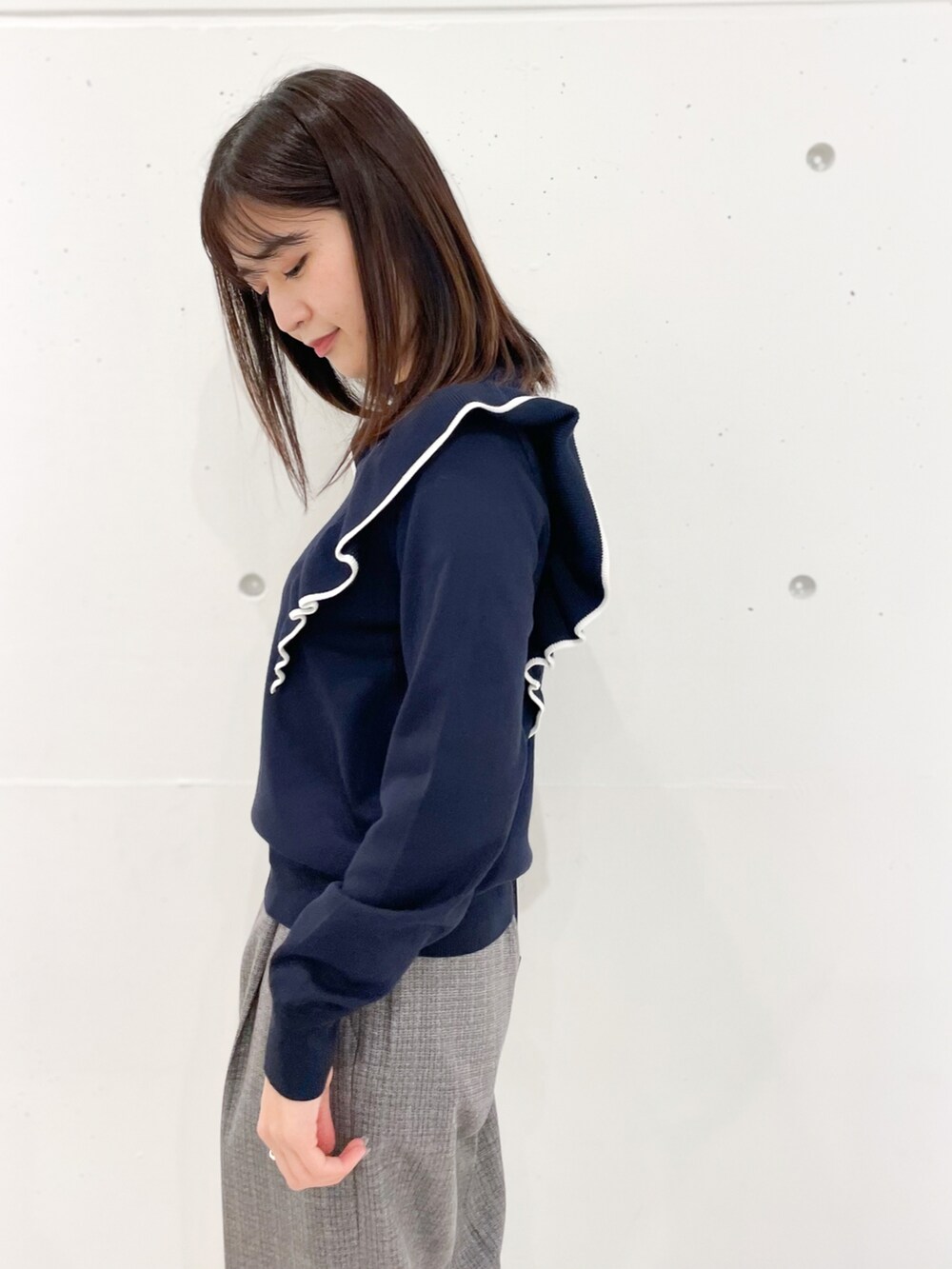 ブルー系のニット/セーター、ブルー系のショルダーバッグ、グレー系のその他パンツを着用したレディースの冬コーディネートの4枚目の写真