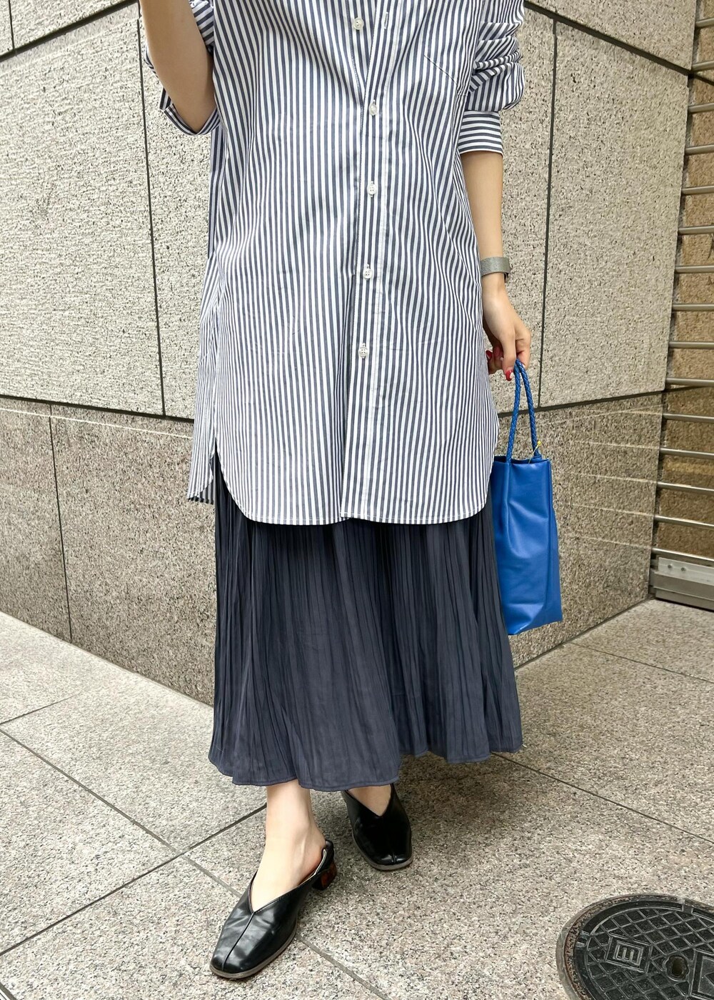 ブルー系のトートバッグ、グレー系のタンクトップ、ブルー系のシャツ/ブラウスを着用したレディースの春コーディネートの4枚目の写真
