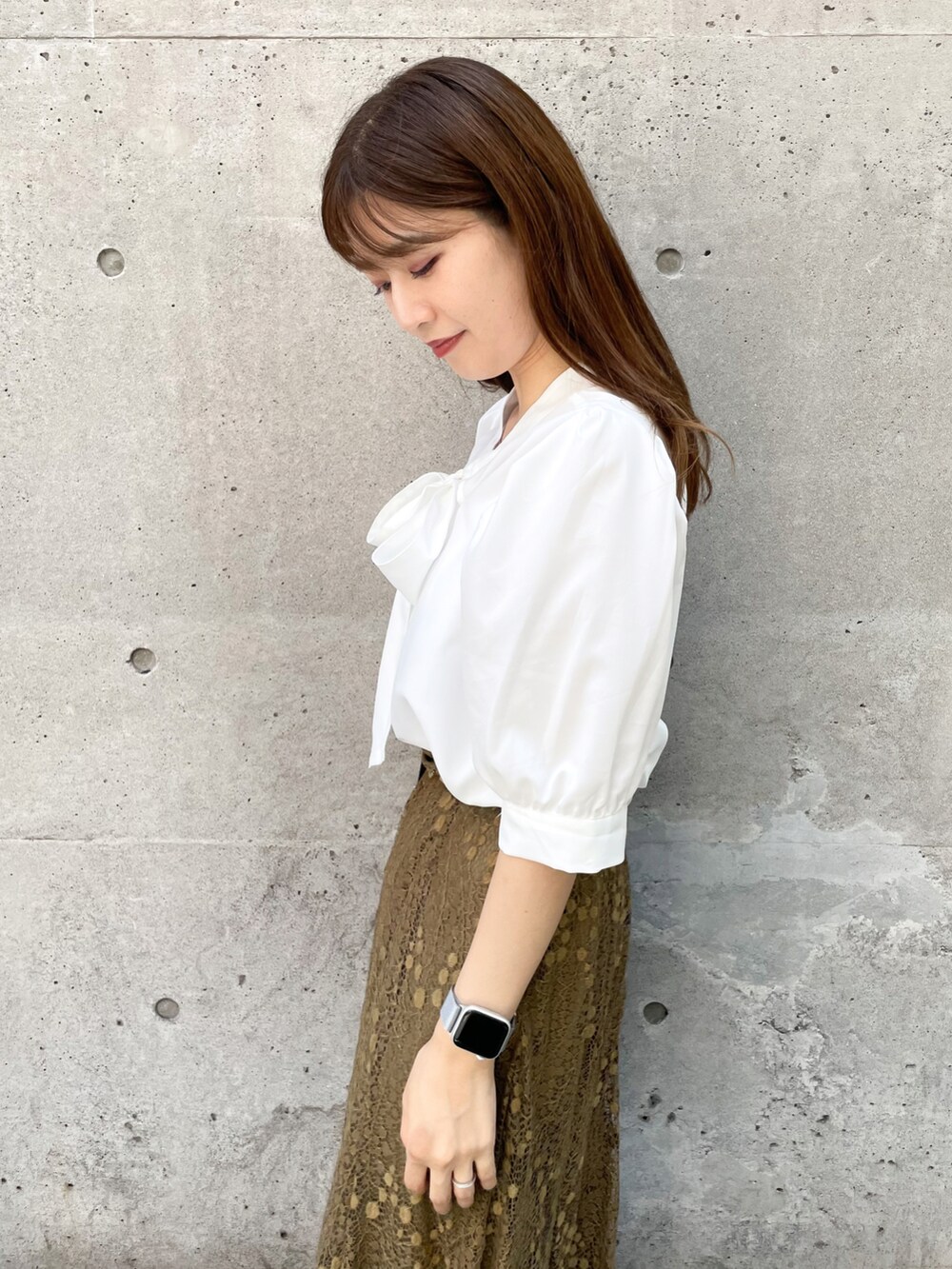 ブラック系のショルダーバッグ、グリーン系のスカート、ブラック系のサンダルを着用したレディースの夏コーディネートの4枚目の写真