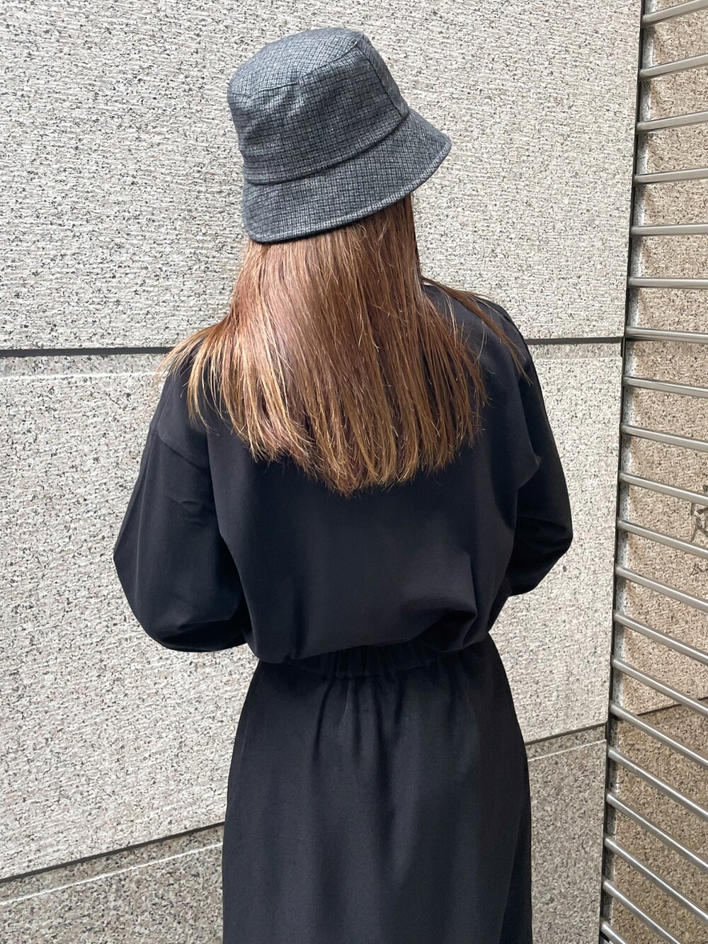 ブラック系のスカート、ブラック系のTシャツ/カットソー、ブラック系のショルダーバッグを着用したレディースの秋コーディネートの4枚目の写真