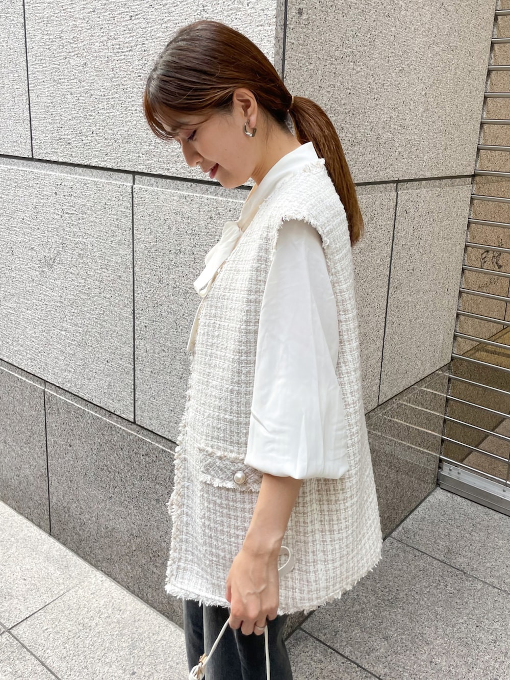 「デニム、ツイード、リボン、大人カジュアル、プチプラ、ジレ、きれいめカジュアル、リボンブラウス、秋コーデ、秋服準備はじめました」｜「ROPE' PICNICのボウタイリボンブラウス（シャツ/ブラウス、ホワイト系）」を使った、MAMIさん（レディース・156cm）の秋コーディネートの5枚目の写真