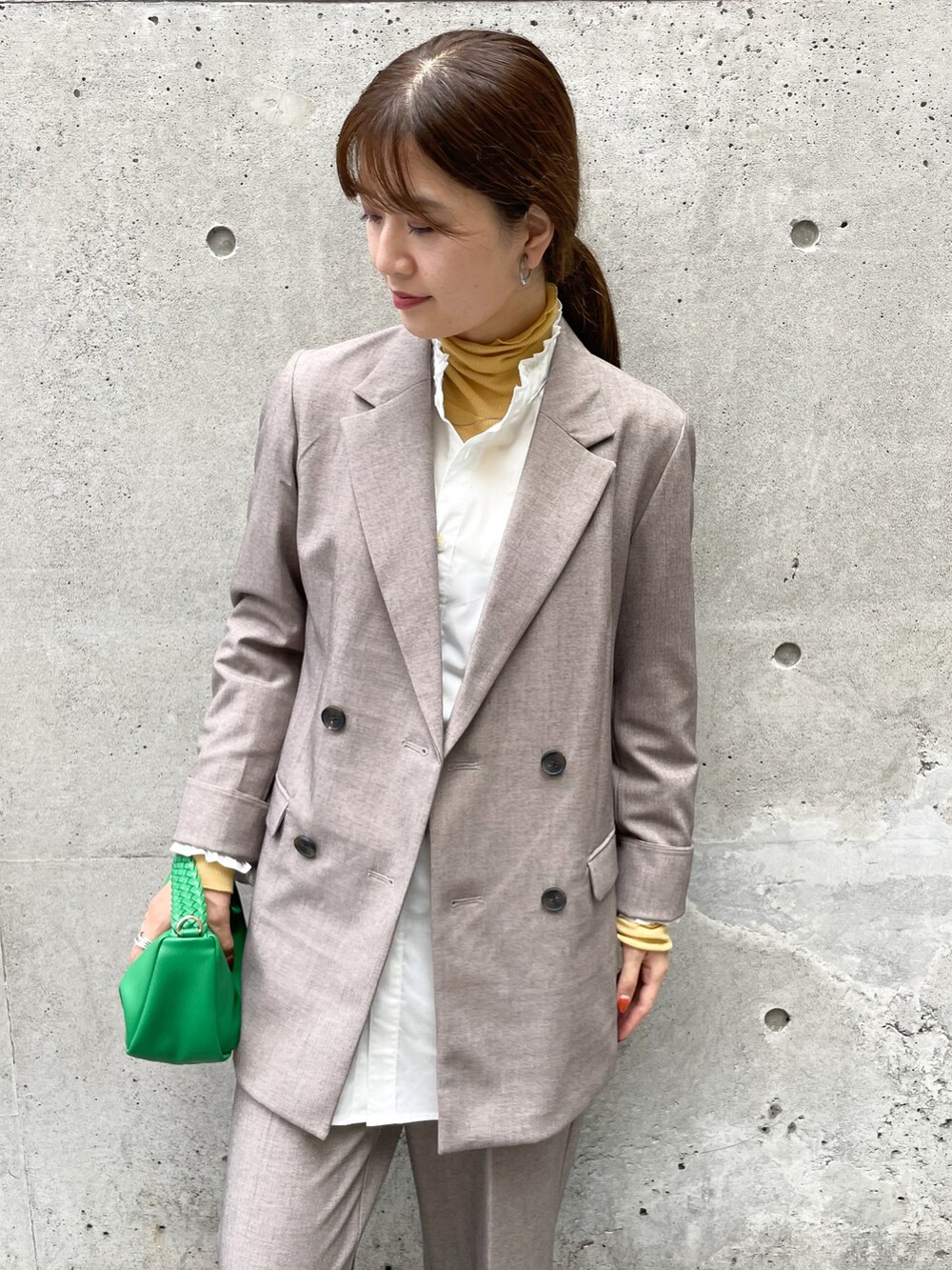 ベージュ系のテーラードジャケット、イエロー系のTシャツ/カットソー、ホワイト系のシャツ/ブラウスを着用したレディースの秋コーディネートの3枚目の写真