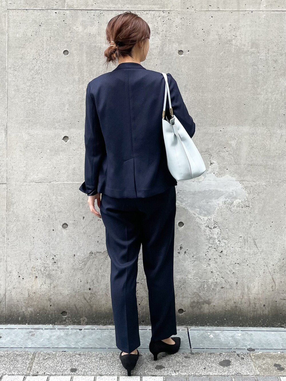 「テーパードパンツ、ジャケット、セットアップ、プチプラ、お仕事スタイル、春夏コーデ、オフィススタイル、お仕事コーデ、お仕事、オフィスコーデ」｜「ROPE' PICNICの2WAY/60シルケット袖タックプルオーバー（Tシャツ/カットソー、ブルー系）」を使った、MAMIさん（レディース・156cm）の春コーディネートの2枚目の写真