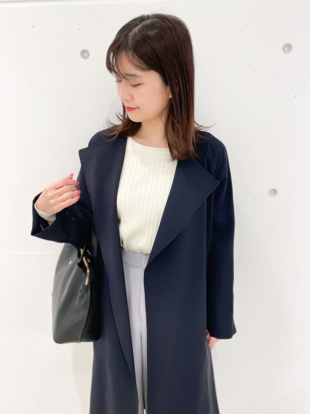 ホワイト系のカーディガン/ボレロ、ブルー系のトレンチコート、ブルー系のその他パンツを着用したレディースの冬コーディネートの3枚目の写真