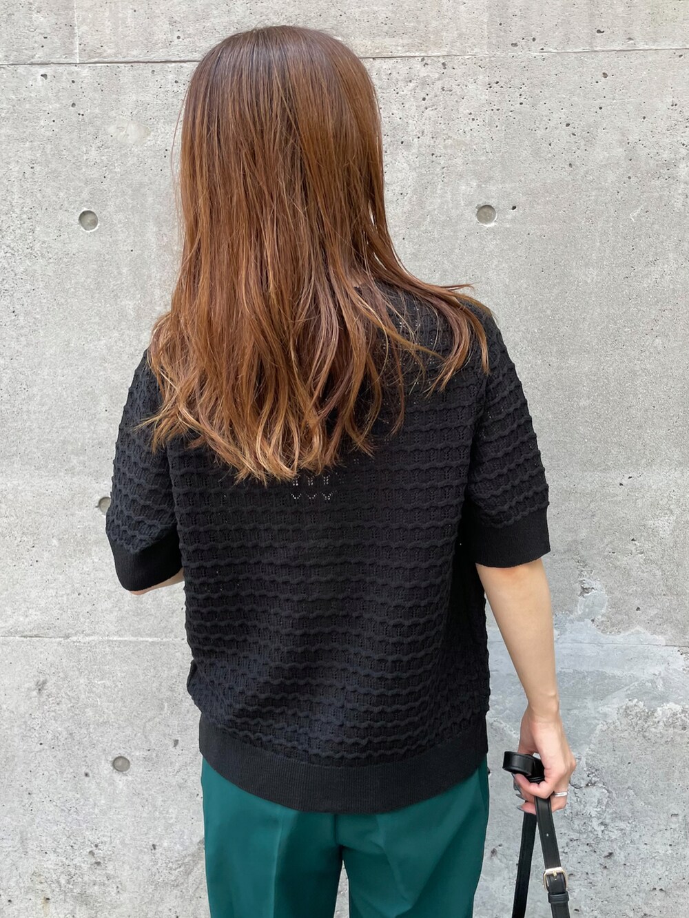 ブラック系のカーディガン/ボレロ、ブラック系のタンクトップ、ブラック系のショルダーバッグを着用したレディースの秋コーディネートの5枚目の写真
