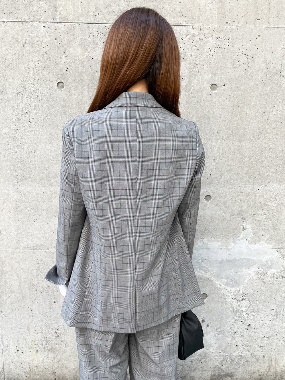 ホワイト系のTシャツ/カットソー、グレー系のテーラードジャケット、グレー系のその他パンツを着用したレディースの秋コーディネートの5枚目の写真