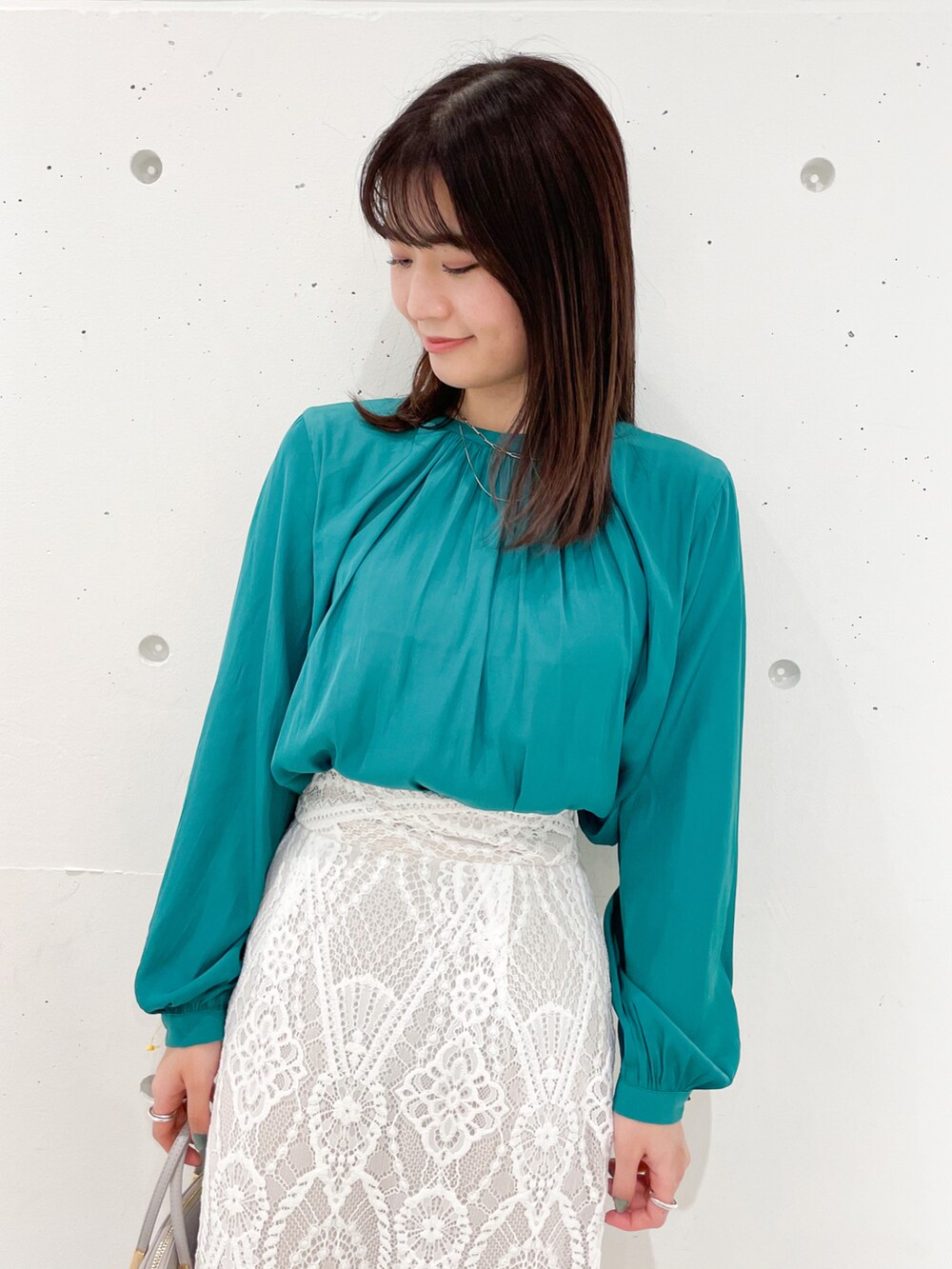 グリーン系のシャツ/ブラウス、ホワイト系のスカート、グレー系のショルダーバッグを着用したレディースの春コーディネートの3枚目の写真