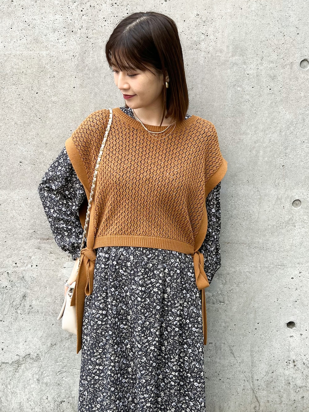 「トレンチコート、春コーデ、春コート、春アウター、花柄、花柄ワンピース、ショルダーバッグ、ベスト、レイヤードスタイル、スニーカー、白スニーカー、プチプラ、きれいめカジュアル、休日スタイル、シンプルコーデ」｜「ROPE' PICNICの透かし編みサイドリボンベスト（ベスト、オレンジ系）」を使った、MAMIさん（レディース・156cm）の春コーディネートの5枚目の写真