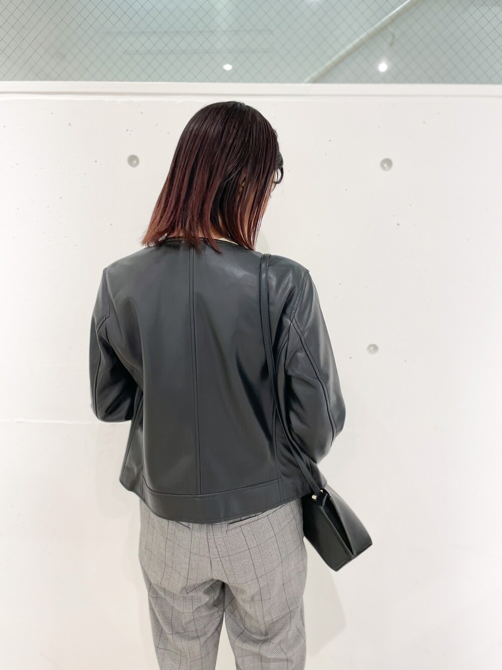 「チェック、ニット、ブーツ、冬コーデ、チェックパンツ、プチプラ、フェイクレザージャケット、フェイクレザー、ミニバッグ、チェック柄に恋してる」｜「ROPE' PICNICの【アンチピリング】クルーネックリブプルオーバー（ニット/セーター、ホワイト系）」を使った、MAMIさん（レディース・156cm）の秋コーディネートの4枚目の写真
