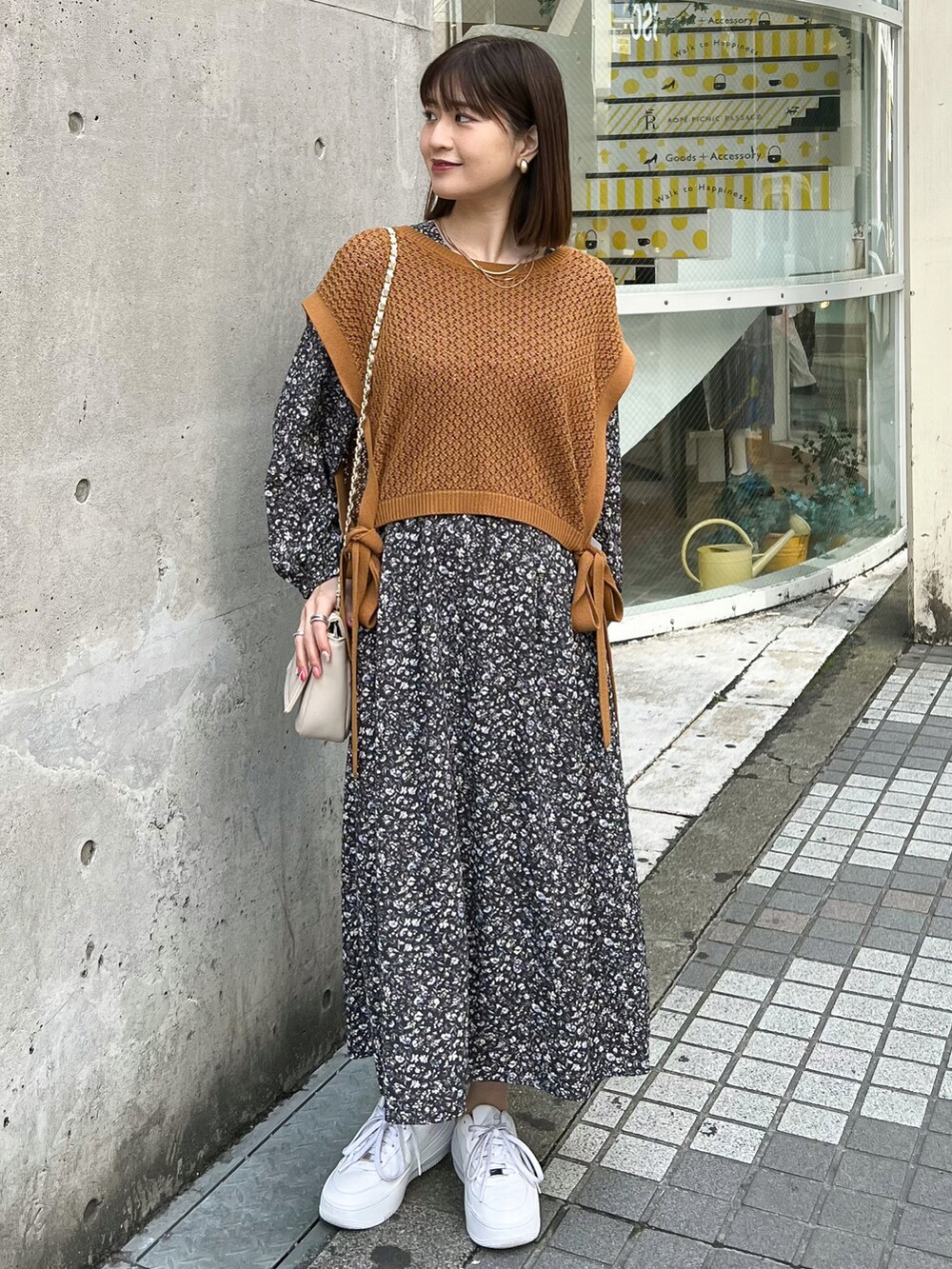 「トレンチコート、春コーデ、春コート、春アウター、花柄、花柄ワンピース、ショルダーバッグ、ベスト、レイヤードスタイル、スニーカー、白スニーカー、プチプラ、きれいめカジュアル、休日スタイル、シンプルコーデ」｜「ROPE' PICNICの透かし編みサイドリボンベスト（ベスト、オレンジ系）」を使った、MAMIさん（レディース・156cm）の春コーディネートの3枚目の写真