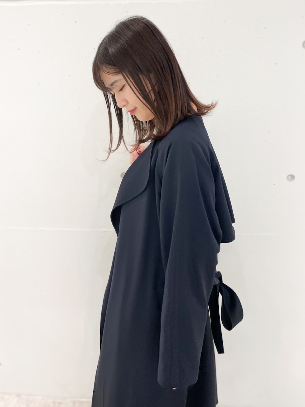 ホワイト系のカーディガン/ボレロ、ブルー系のトレンチコート、ブルー系のその他パンツを着用したレディースの冬コーディネートの4枚目の写真