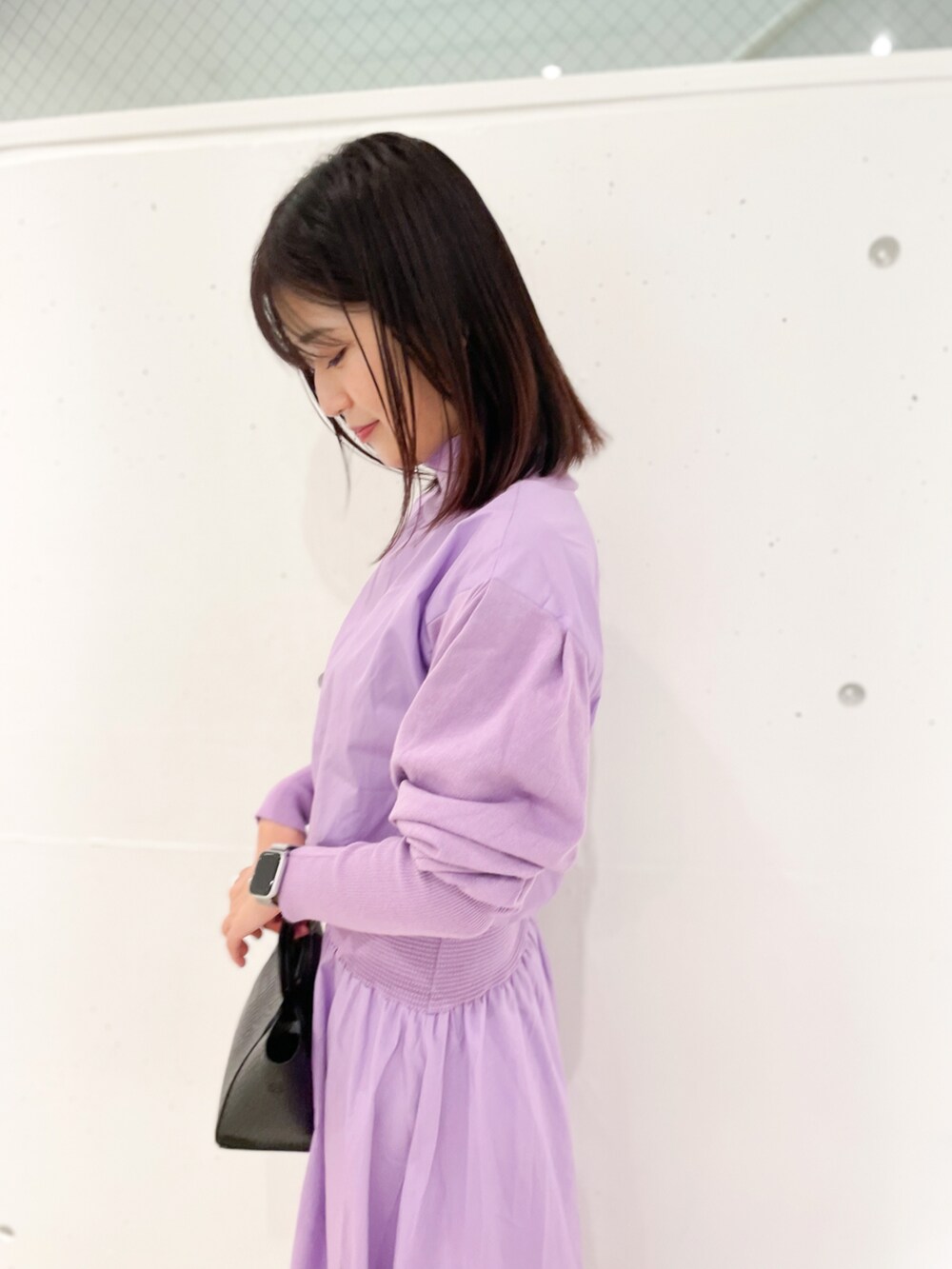 「ブーツ、秋のコーデ、冬コーデ、プチプラ、パープル、大人女子、ロングワンピース、ミニバッグ、ラクチンコーデ、パープル×黒」｜「ROPE' PICNICのタートルウエストマークワンピース（ワンピース、パープル系）」を使った、MAMIさん（レディース・156cm）の秋コーディネートの4枚目の写真