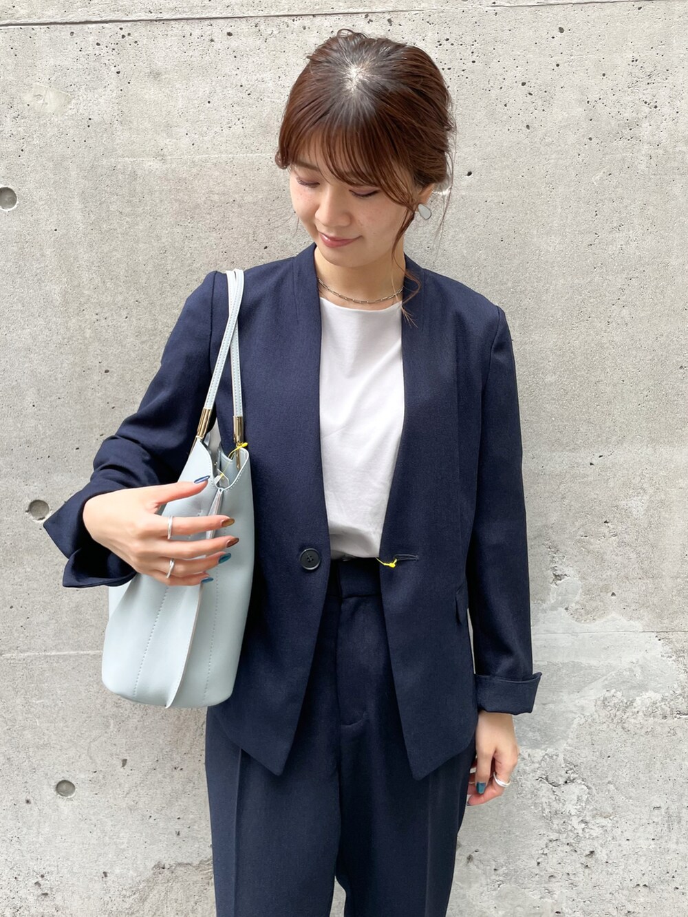 「テーパードパンツ、ジャケット、セットアップ、プチプラ、お仕事スタイル、春夏コーデ、オフィススタイル、お仕事コーデ、お仕事、オフィスコーデ」｜「ROPE' PICNICの2WAY/60シルケット袖タックプルオーバー（Tシャツ/カットソー、ブルー系）」を使った、MAMIさん（レディース・156cm）の春コーディネートの3枚目の写真