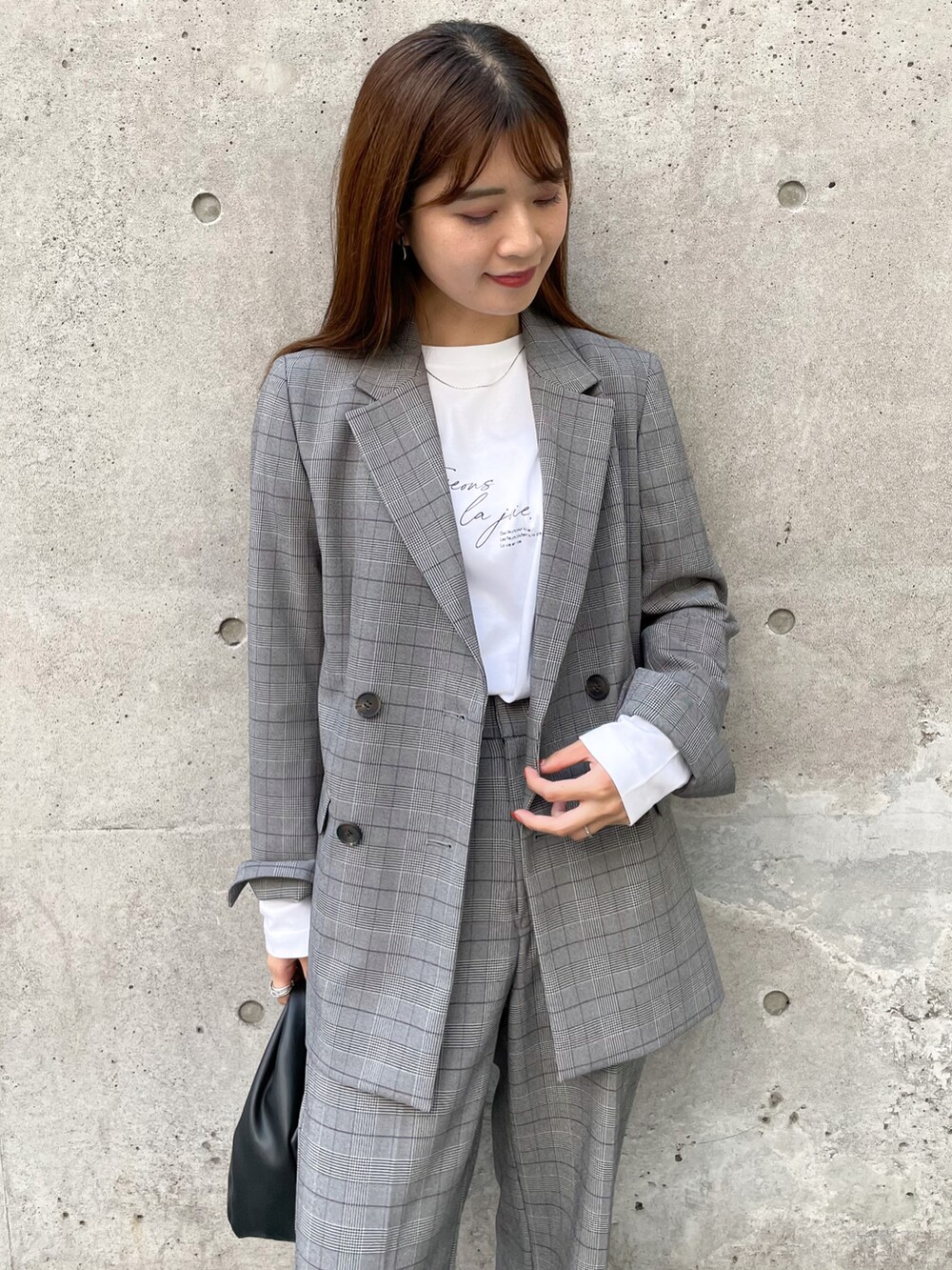 ホワイト系のTシャツ/カットソー、グレー系のテーラードジャケット、グレー系のその他パンツを着用したレディースの秋コーディネートの3枚目の写真