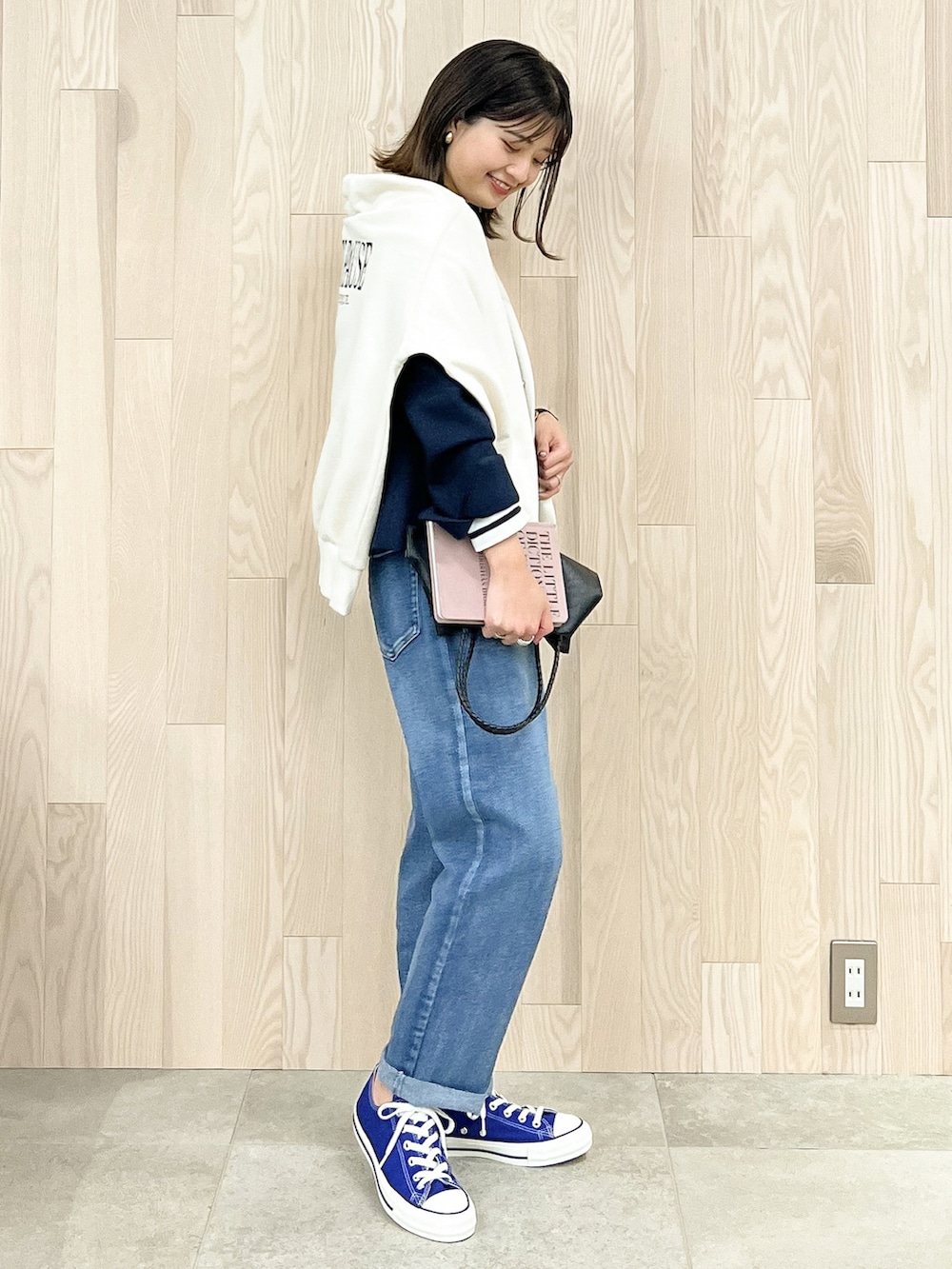 ブルー系のノーカラージャケット、ブラック系のトートバッグ、ホワイト系のTシャツ/カットソーを着用したレディースの春コーディネートの5枚目の写真