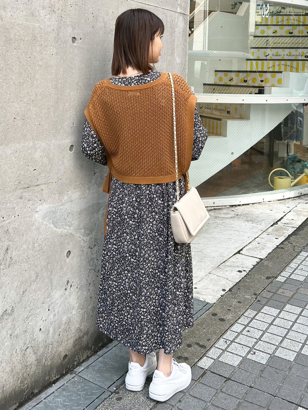 「トレンチコート、春コーデ、春コート、春アウター、花柄、花柄ワンピース、ショルダーバッグ、ベスト、レイヤードスタイル、スニーカー、白スニーカー、プチプラ、きれいめカジュアル、休日スタイル、シンプルコーデ」｜「ROPE' PICNICの透かし編みサイドリボンベスト（ベスト、オレンジ系）」を使った、MAMIさん（レディース・156cm）の春コーディネートの4枚目の写真