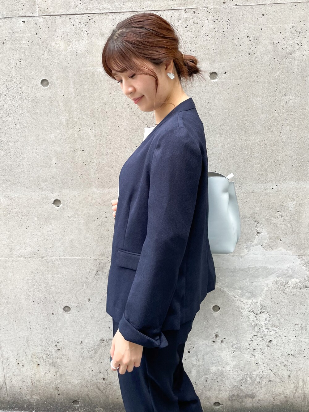 「テーパードパンツ、ジャケット、セットアップ、プチプラ、お仕事スタイル、春夏コーデ、オフィススタイル、お仕事コーデ、お仕事、オフィスコーデ」｜「ROPE' PICNICの2WAY/60シルケット袖タックプルオーバー（Tシャツ/カットソー、ブルー系）」を使った、MAMIさん（レディース・156cm）の春コーディネートの4枚目の写真
