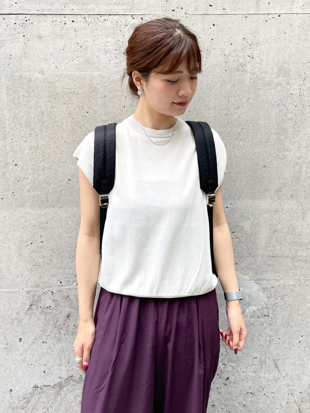 ブラック系のバックパック/リュック、グレー系のニット/セーター、パープル系のその他パンツを着用したレディースの夏コーディネートの4枚目の写真