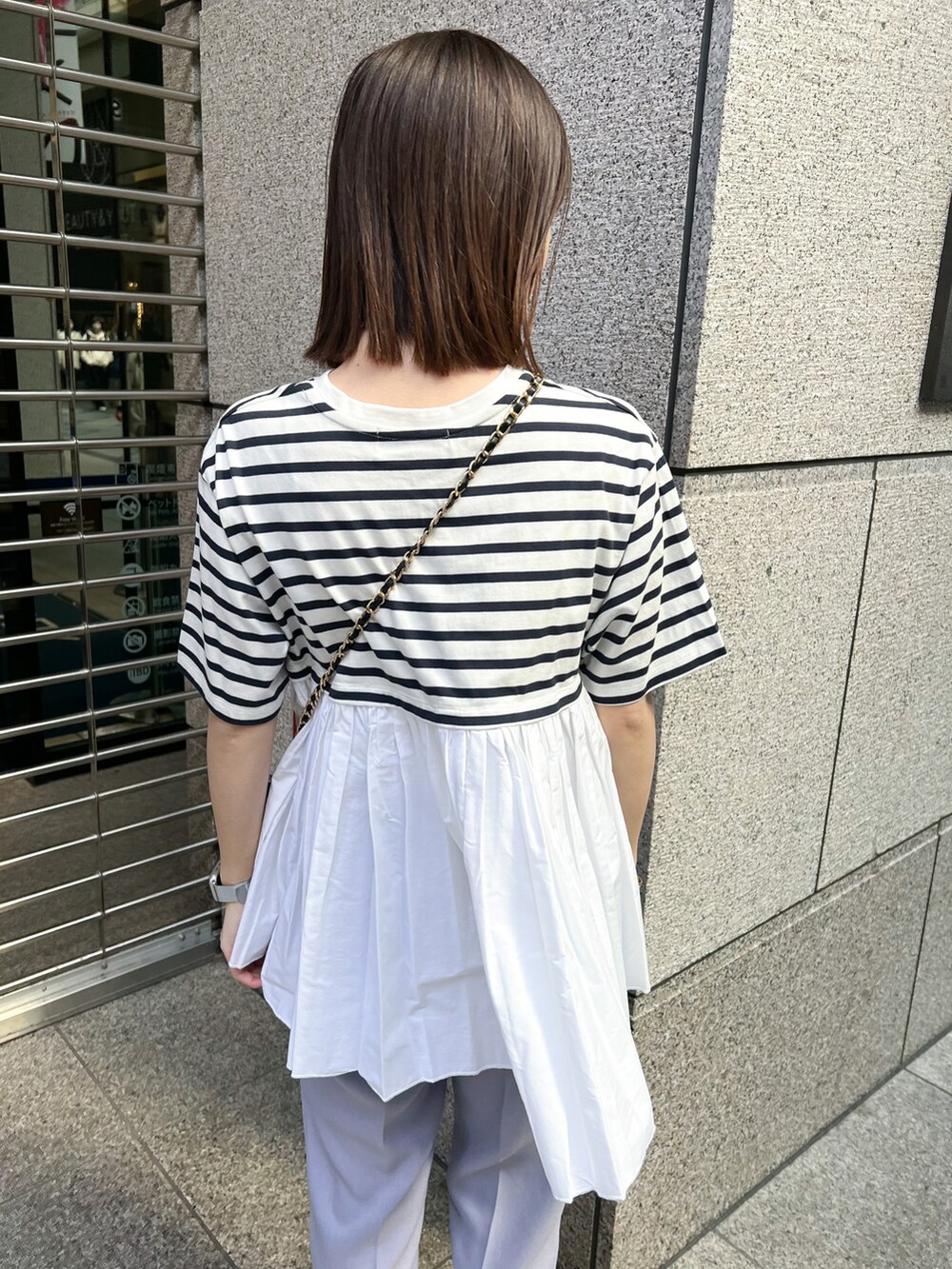 ブラック系のショルダーバッグ、ブルー系のTシャツ/カットソー、パープル系のその他パンツを着用したレディースの春コーディネートの5枚目の写真