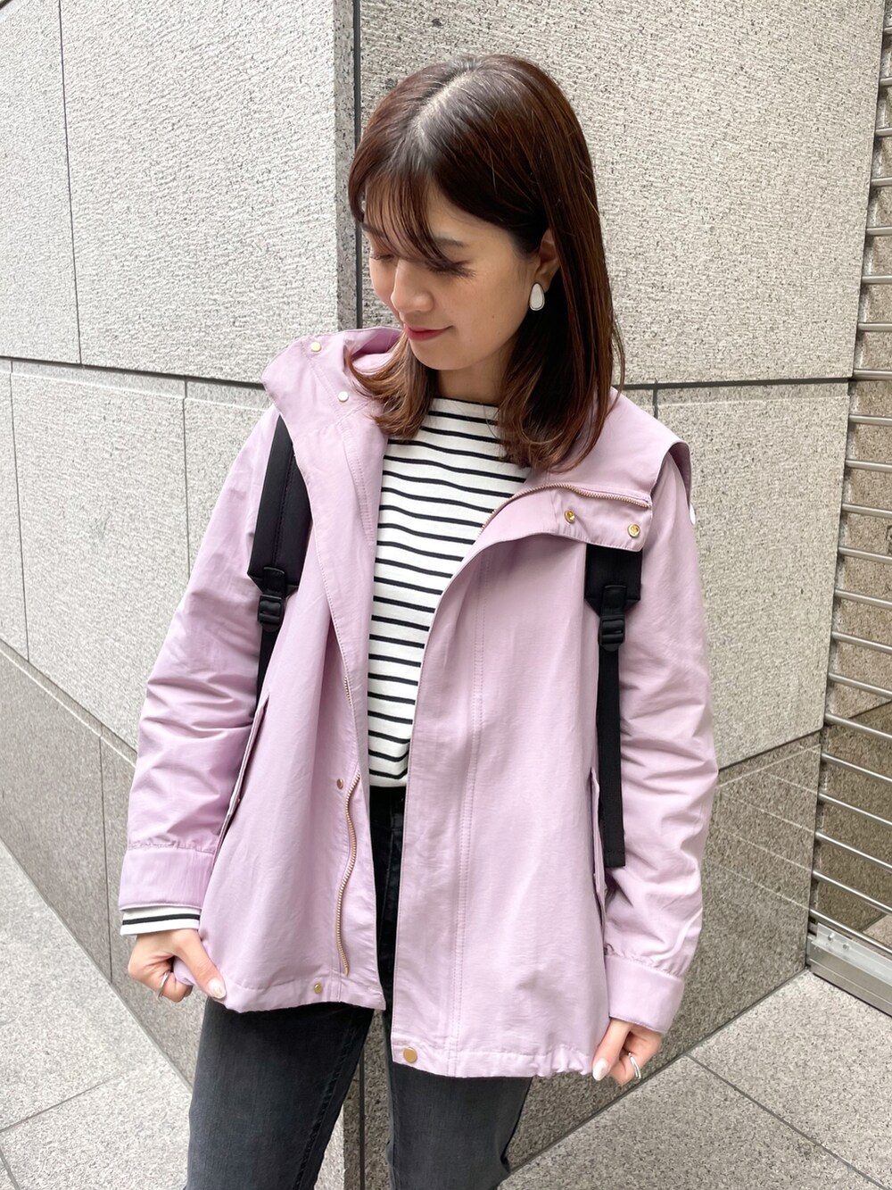 「デニム、マウンテンパーカー、カジュアル、リュック、休日スタイル、プチプラ、パンツスタイル、ootd、シンプルコーデ、お洒落さんとつながりたい」｜「ROPE' PICNICの【撥水加工・花粉ガード】グログランマウンテンパーカー（マウンテンパーカー、パープル系）」を使った、MAMIさん（レディース・156cm）の冬コーディネートの4枚目の写真