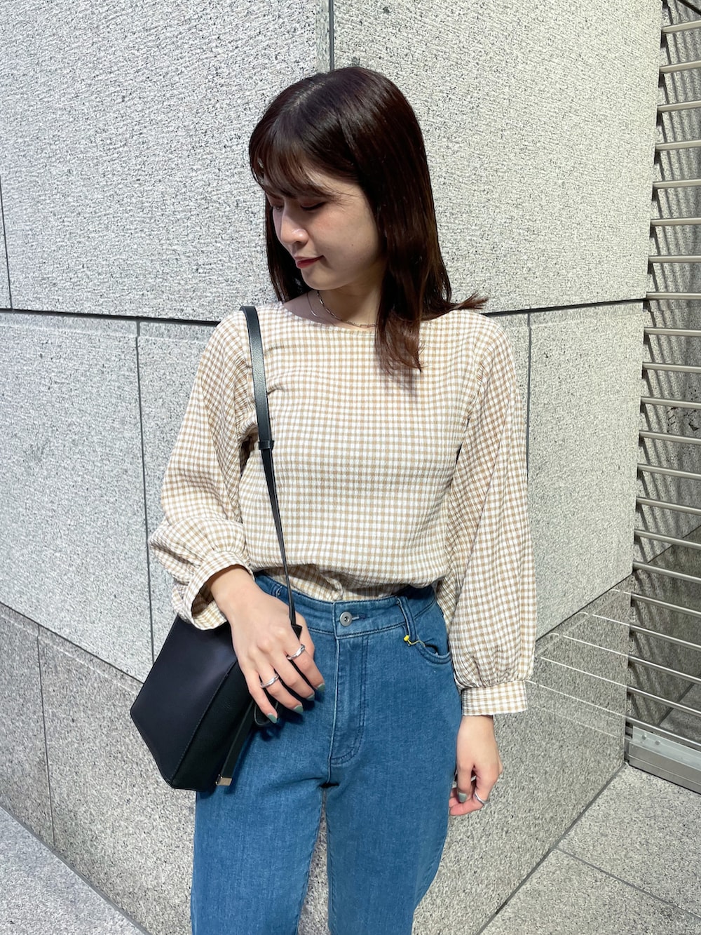 「デニム、ギンガムチェック、デニムパンツ、プチプラ、春、シンプルコーデ、春カラー、春コーデ、デニムコーデ、オトナ女子」｜「ROPE' PICNICのギンガムチェックプルオーバー（シャツ/ブラウス、ベージュ系）」を使った、MAMIさん（レディース・156cm）の春コーディネートの3枚目の写真