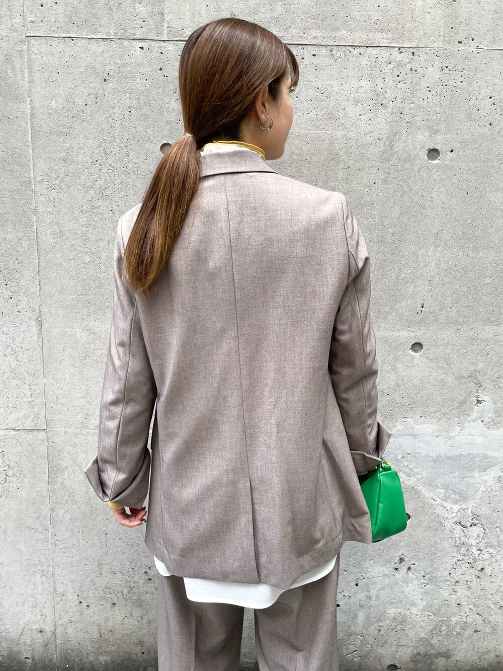 ベージュ系のテーラードジャケット、イエロー系のTシャツ/カットソー、ホワイト系のシャツ/ブラウスを着用したレディースの秋コーディネートの5枚目の写真