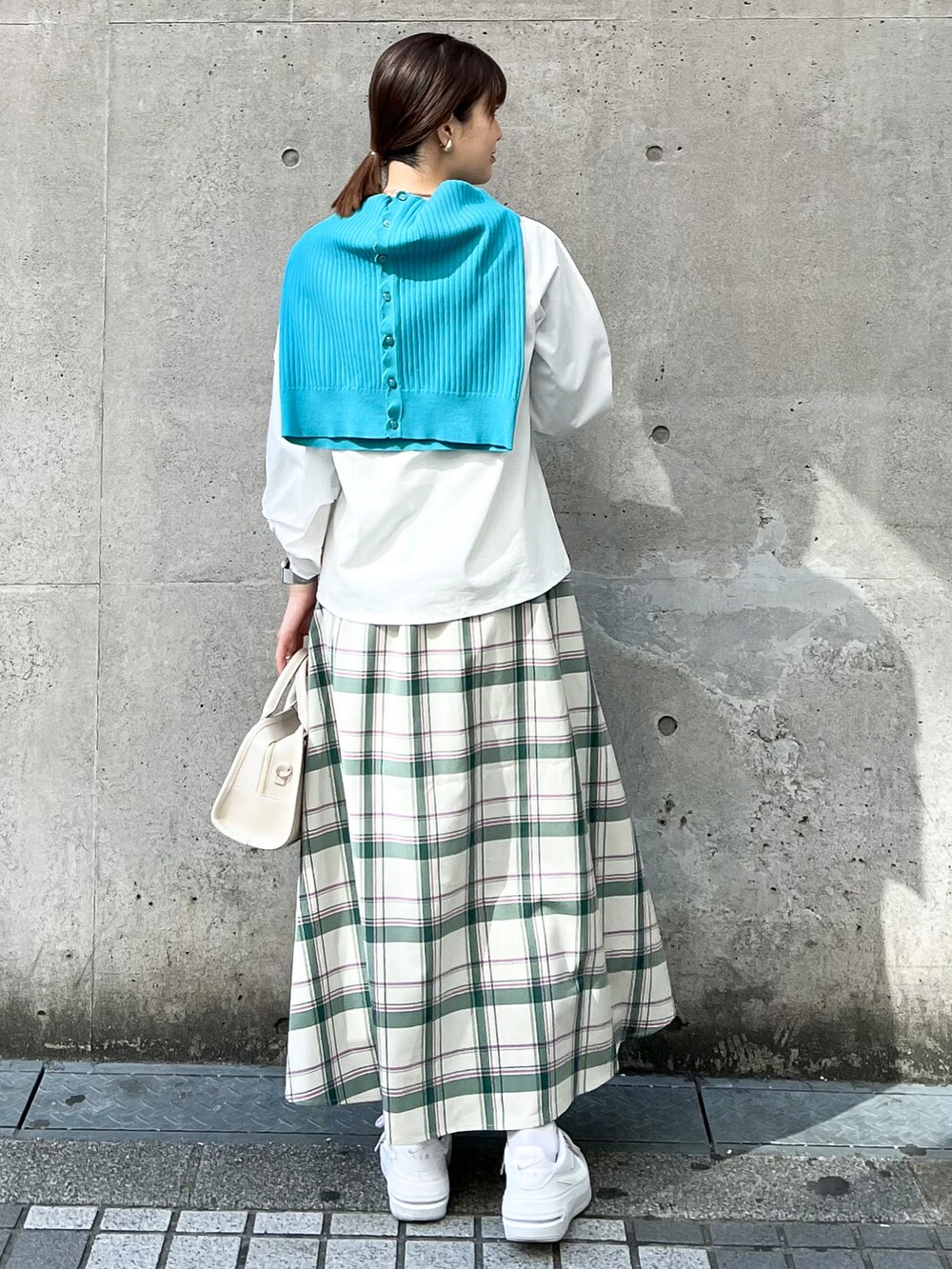 ブルー系のカーディガン/ボレロ、ホワイト系のTシャツ/カットソー、ホワイト系のボストンバッグを着用したレディースの春コーディネートの2枚目の写真